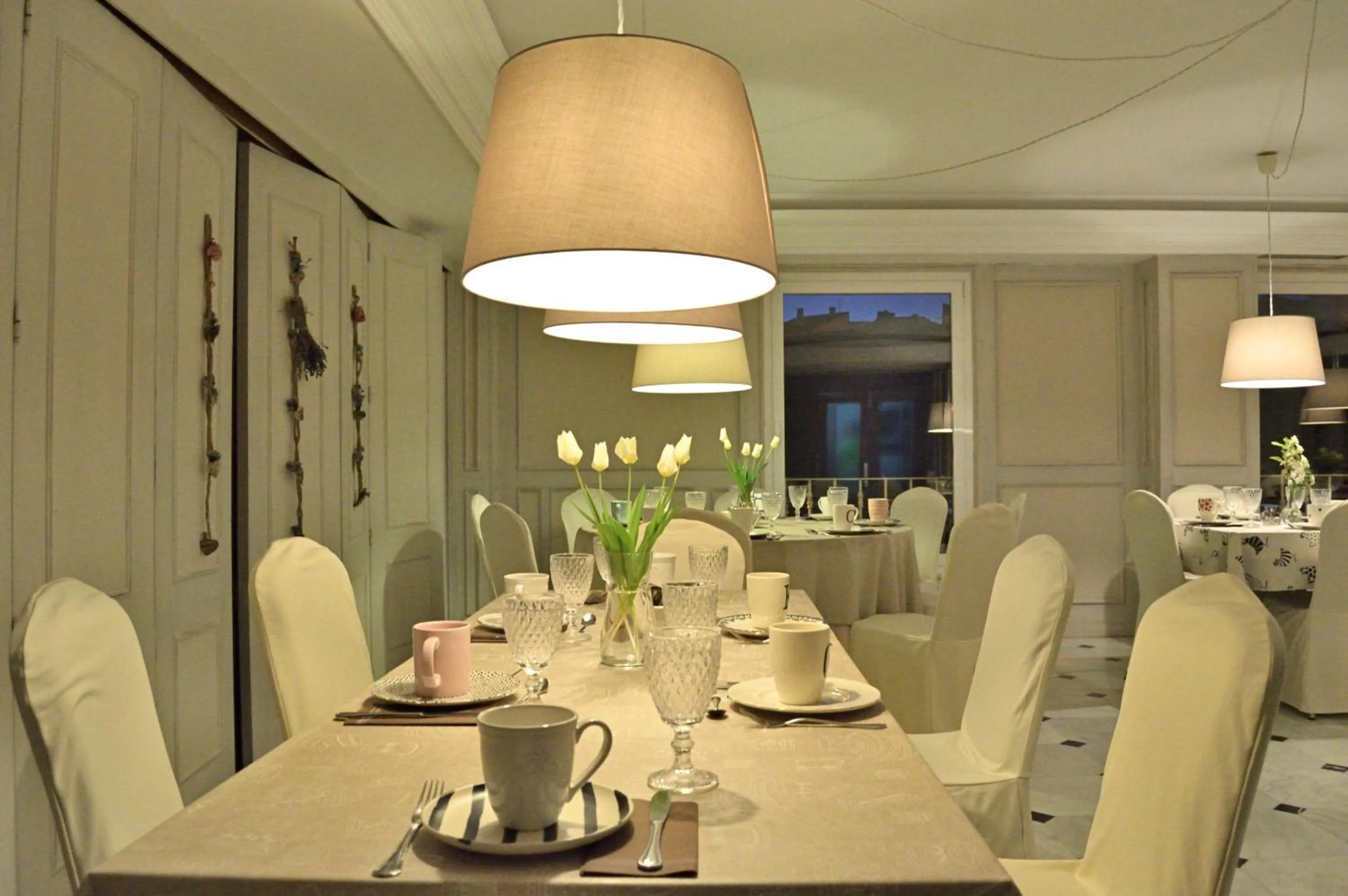 Restaurant/places to eat in Ares Hotel