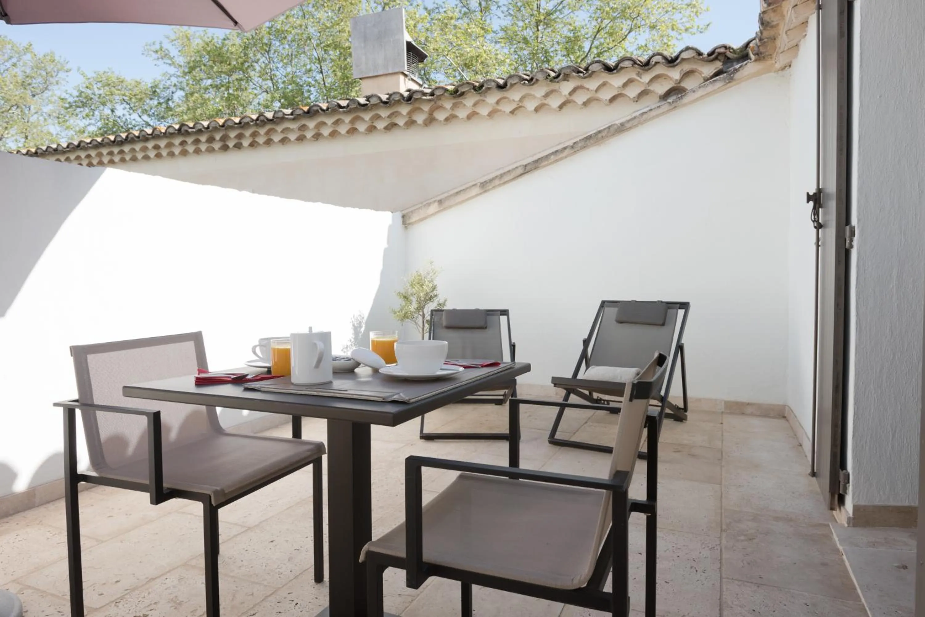 Patio in Hôtel & Restaurant de charme - La Bégude Saint-Pierre