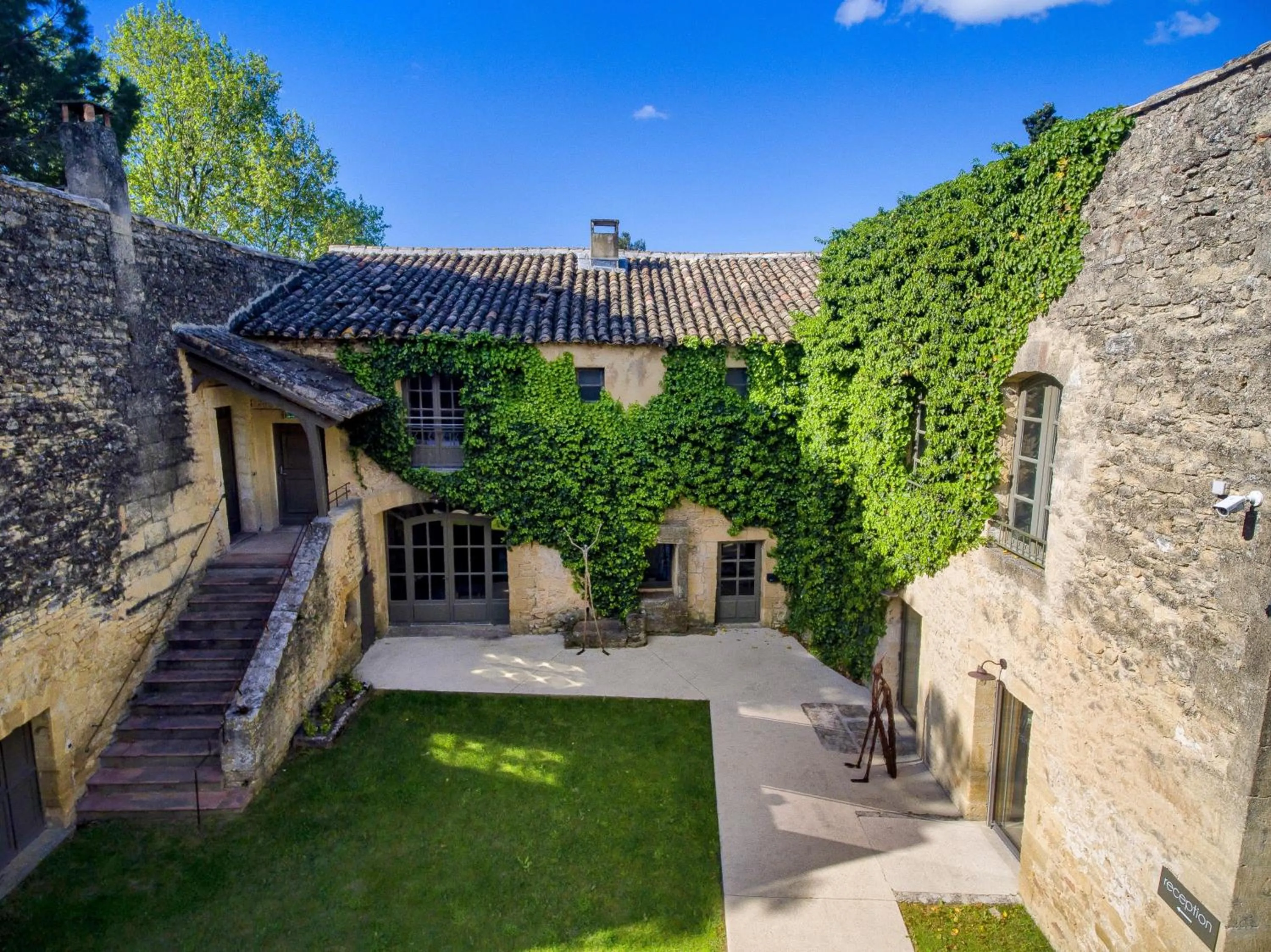 Property building in Hôtel & Restaurant de charme - La Bégude Saint-Pierre