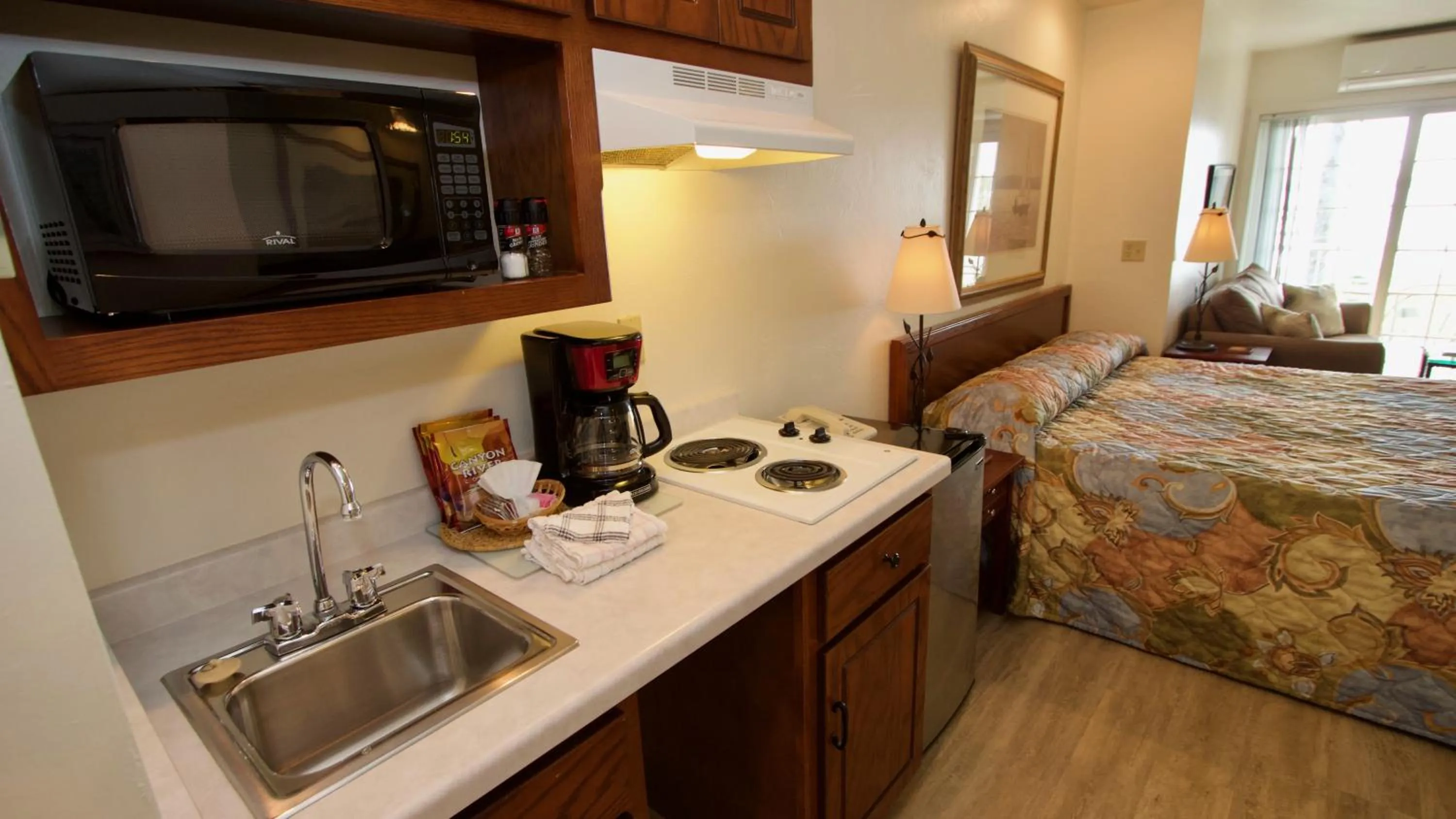 Kitchen or kitchenette, Bed in Baileys Harbor Yacht Club Resort