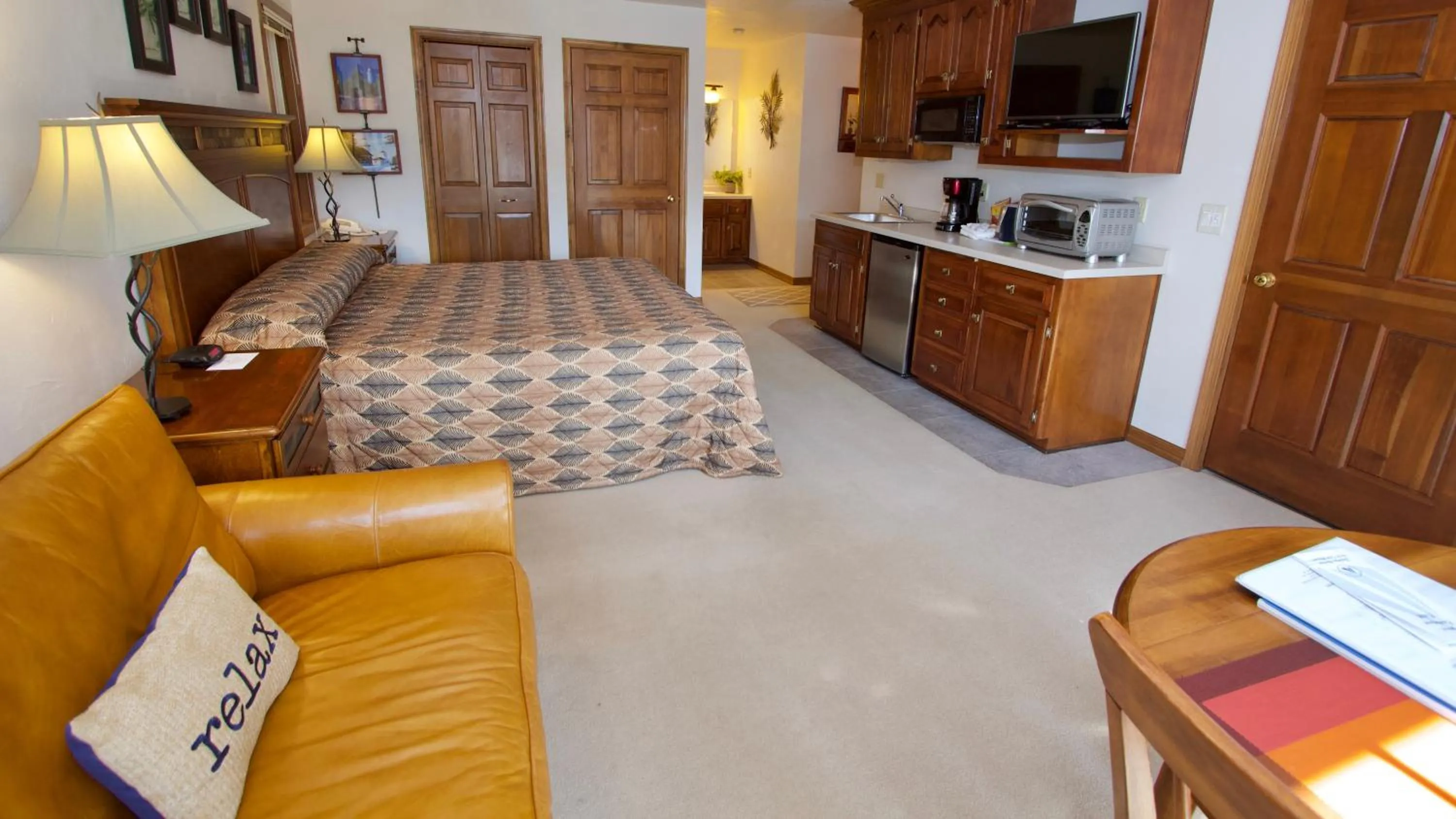 Photo of the whole room, Bed in Baileys Harbor Yacht Club Resort