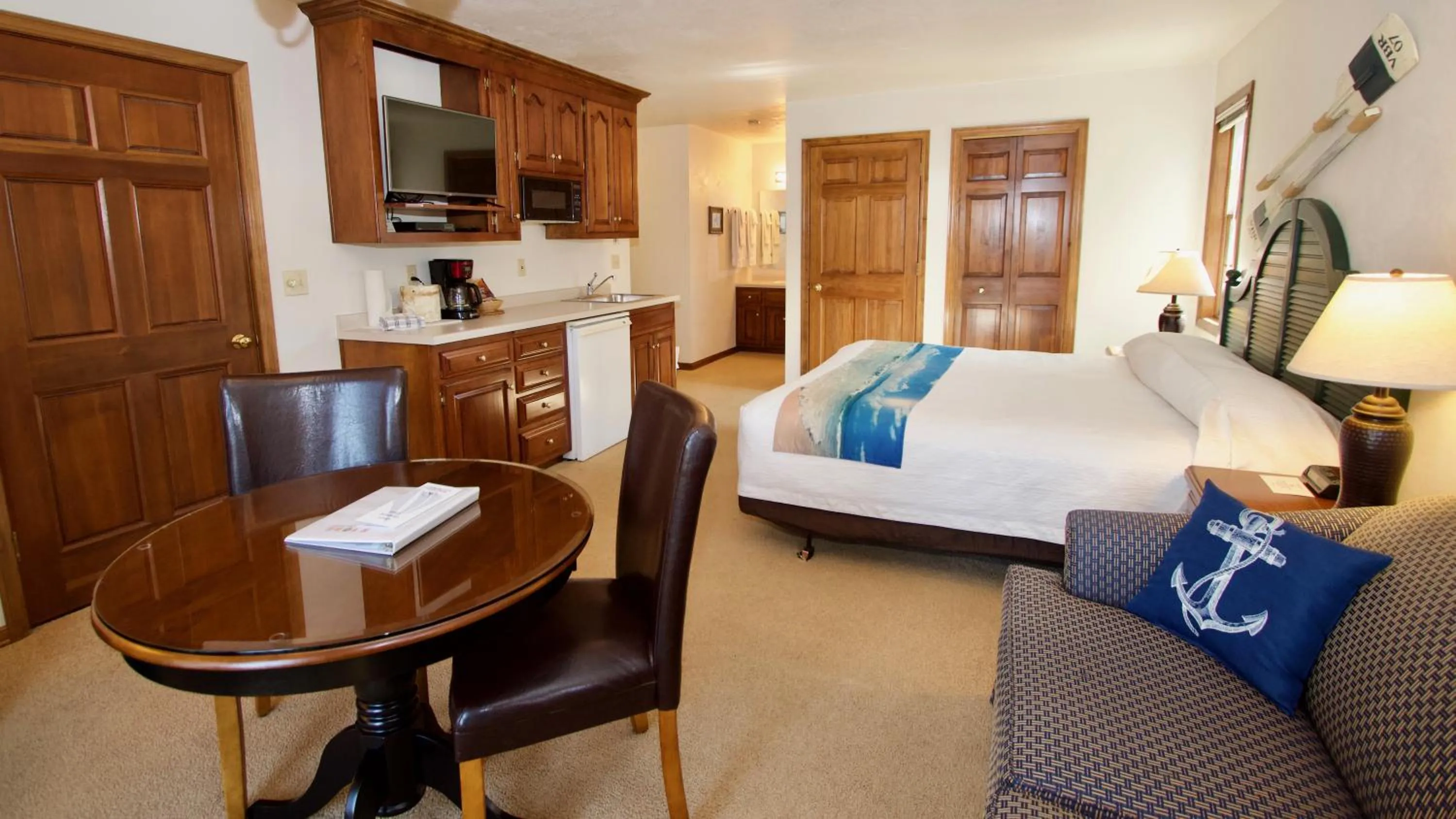 Photo of the whole room, Bed in Baileys Harbor Yacht Club Resort