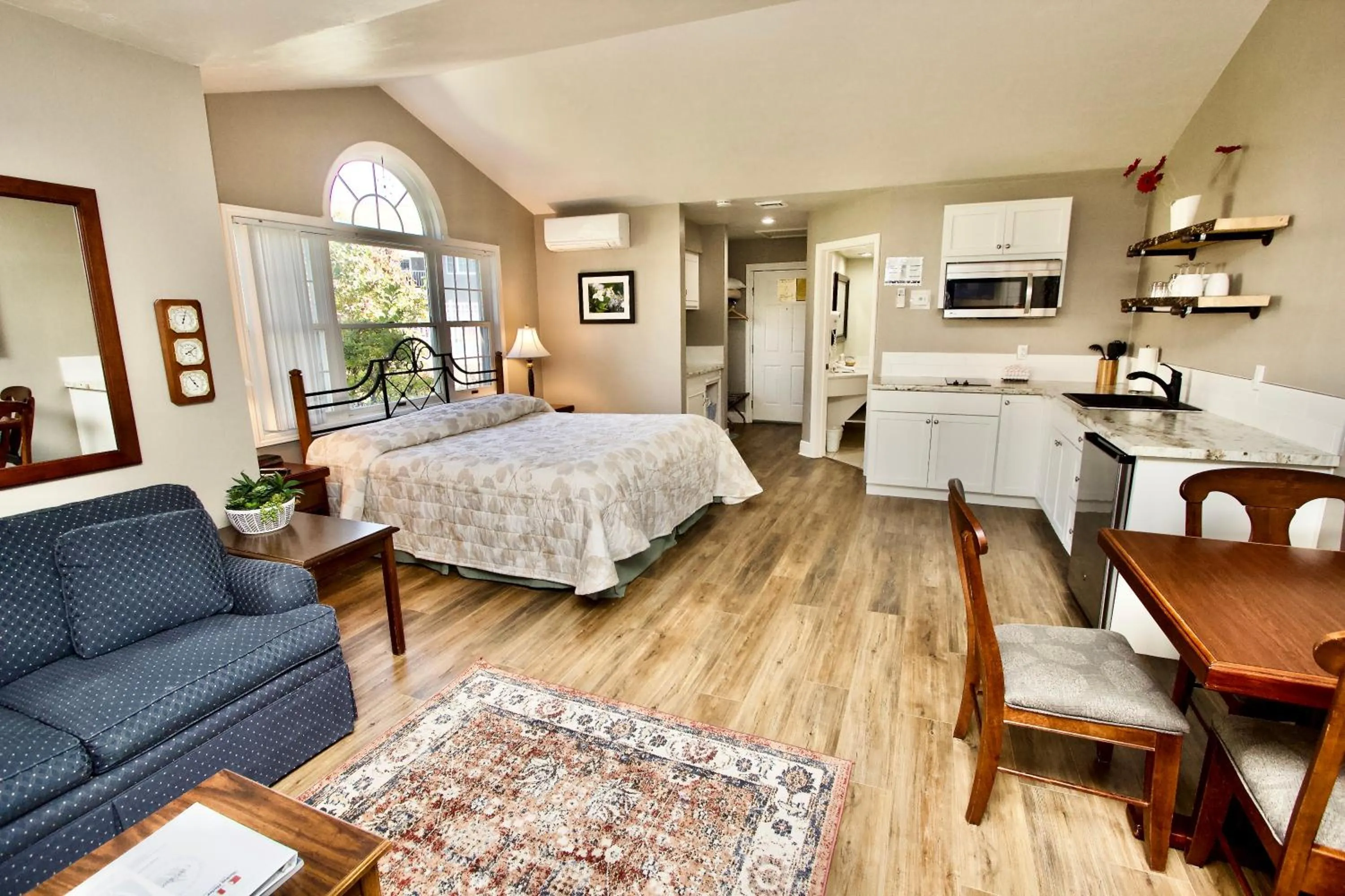 Photo of the whole room, Bed in Baileys Harbor Yacht Club Resort