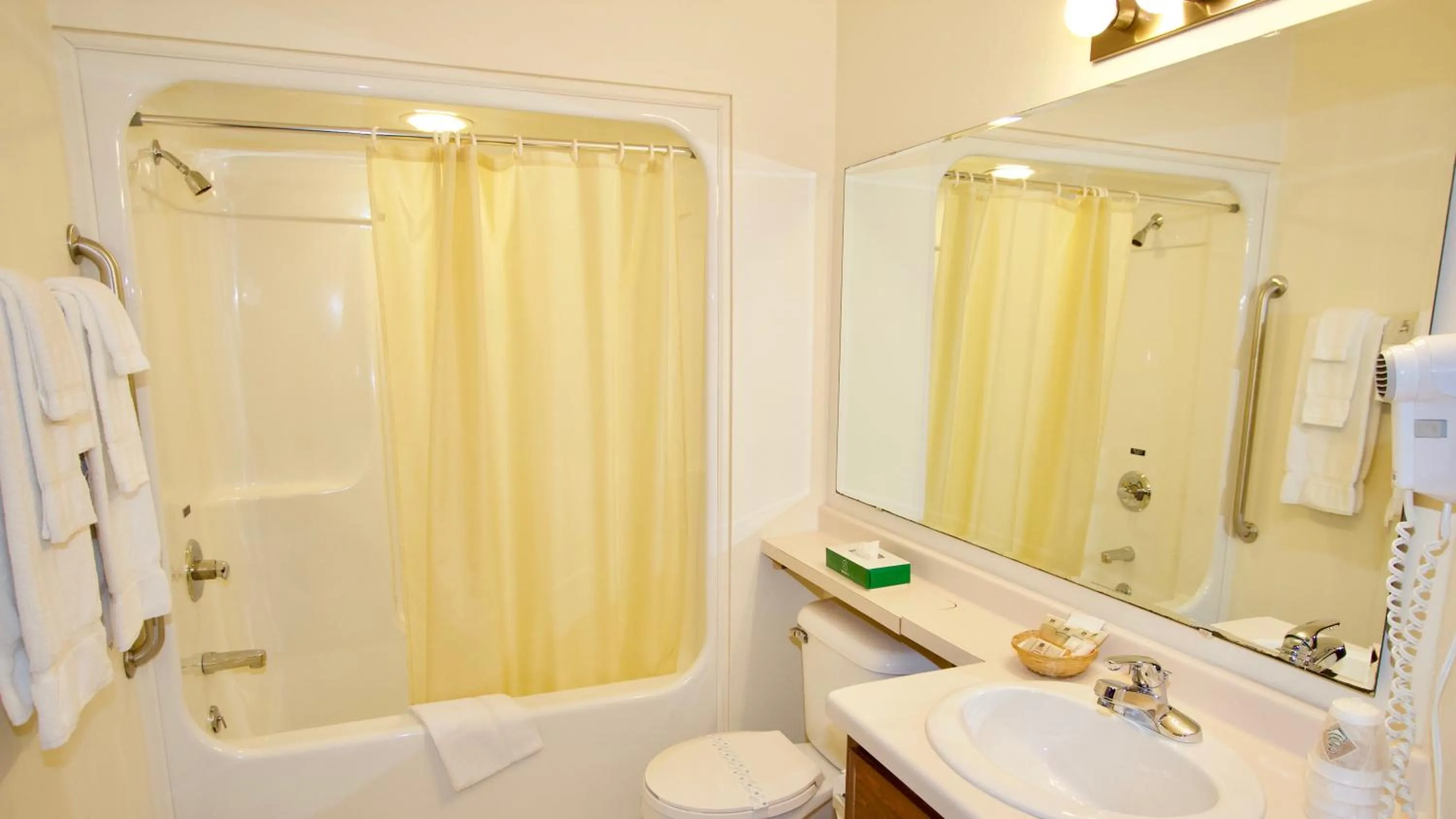 Bathroom in Baileys Harbor Yacht Club Resort
