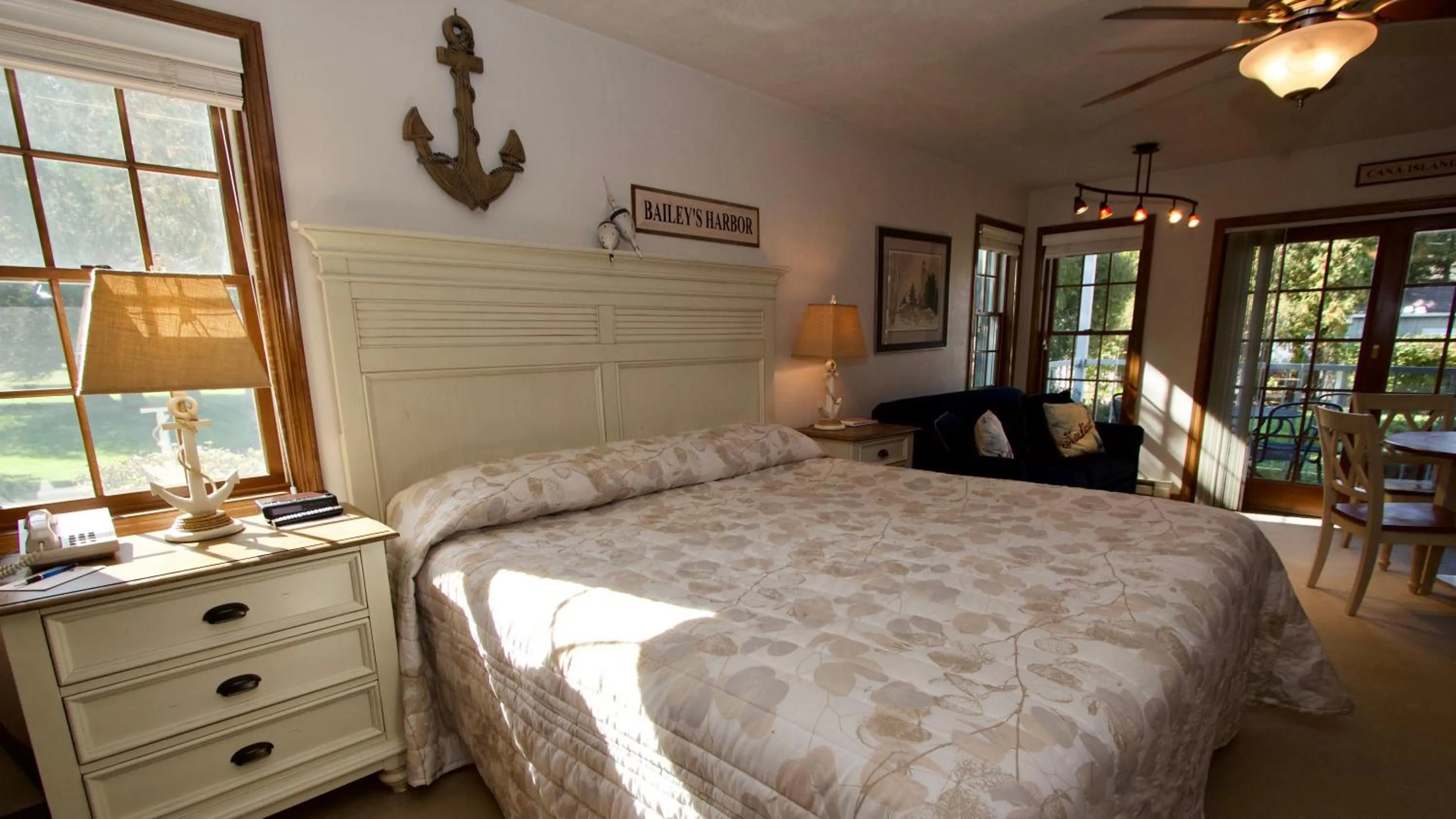 Bed in Baileys Harbor Yacht Club Resort