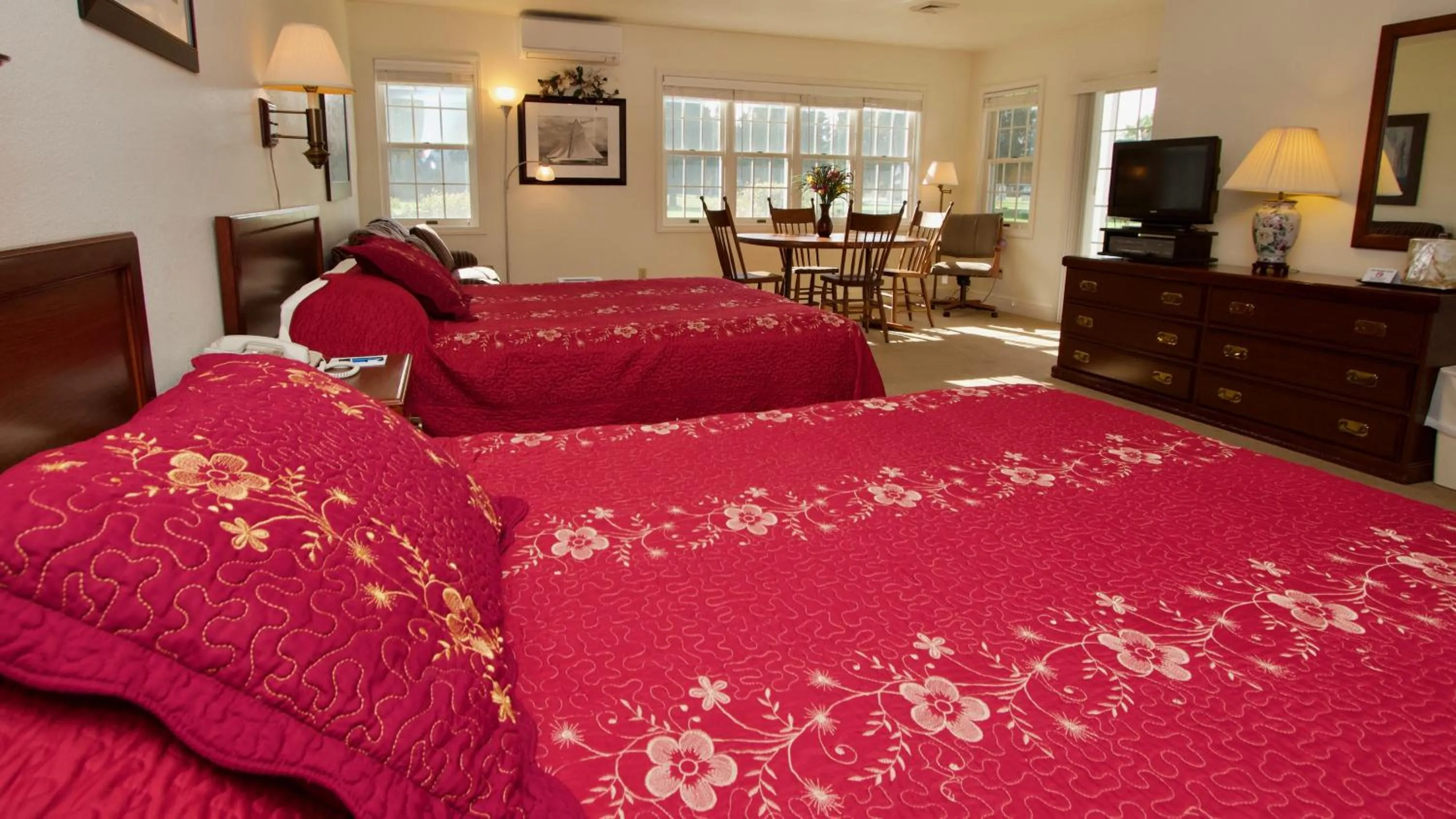 Photo of the whole room, Bed in Baileys Harbor Yacht Club Resort