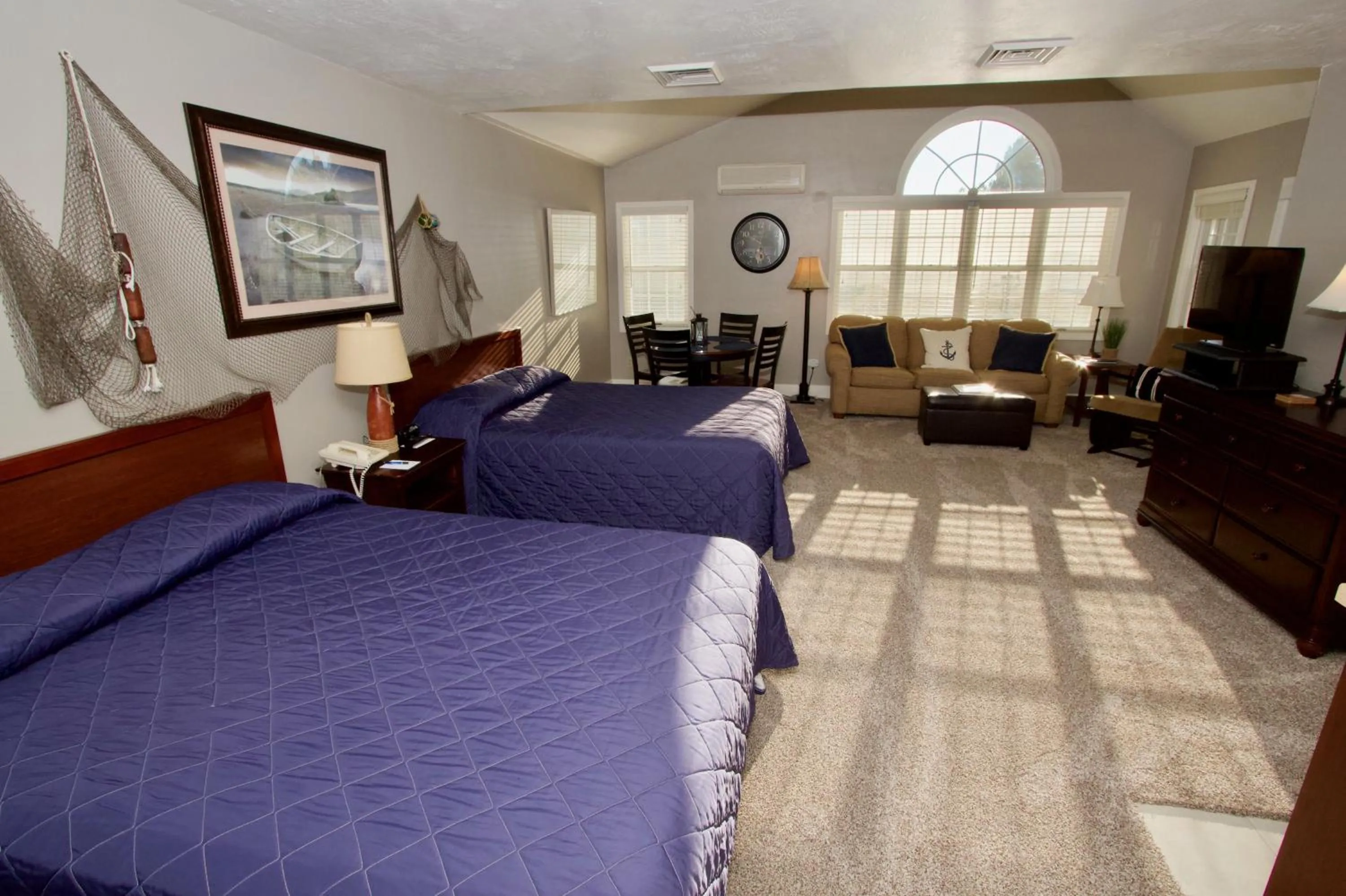 Photo of the whole room, Bed in Baileys Harbor Yacht Club Resort