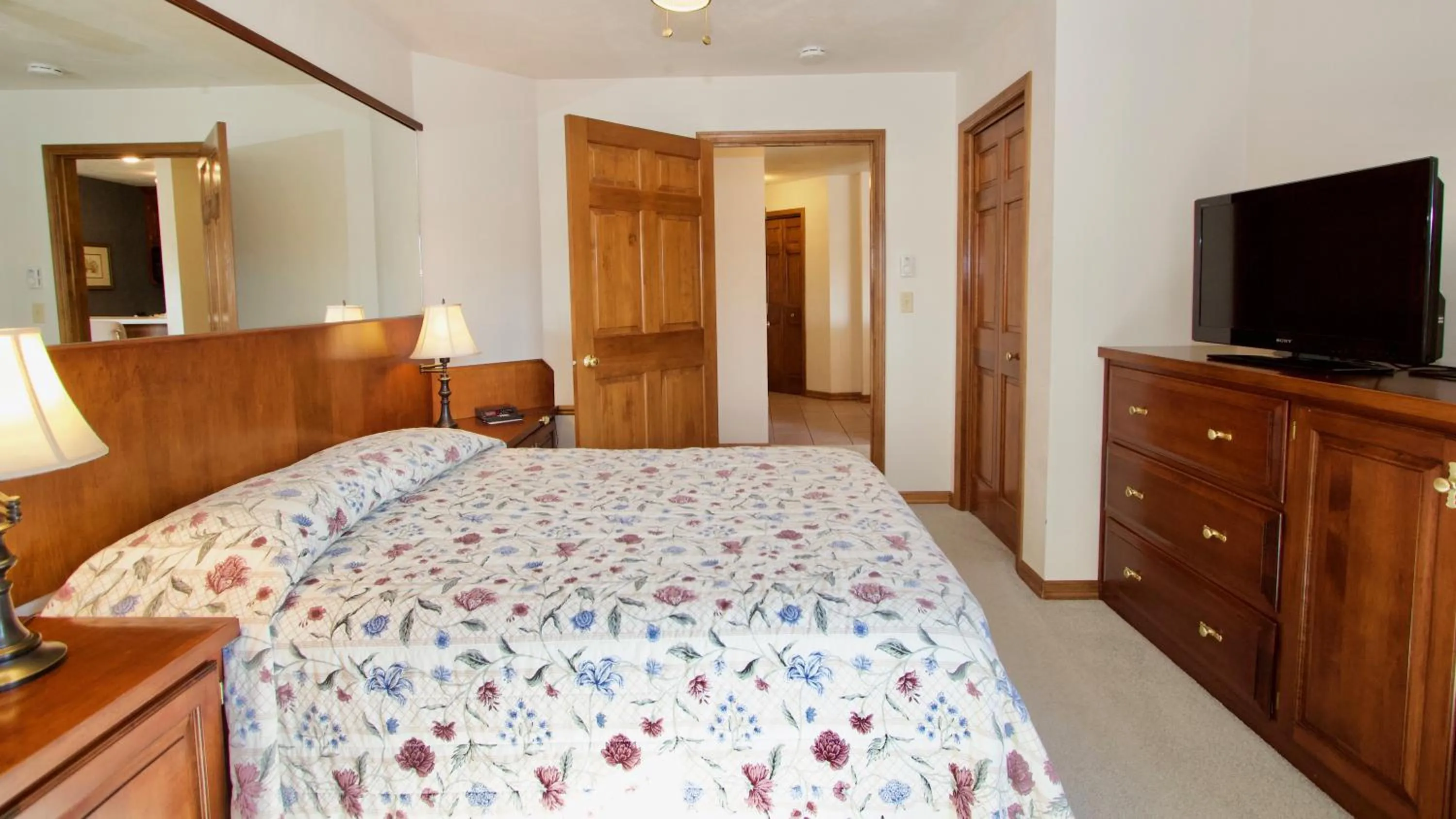 Bedroom, Bed in Baileys Harbor Yacht Club Resort