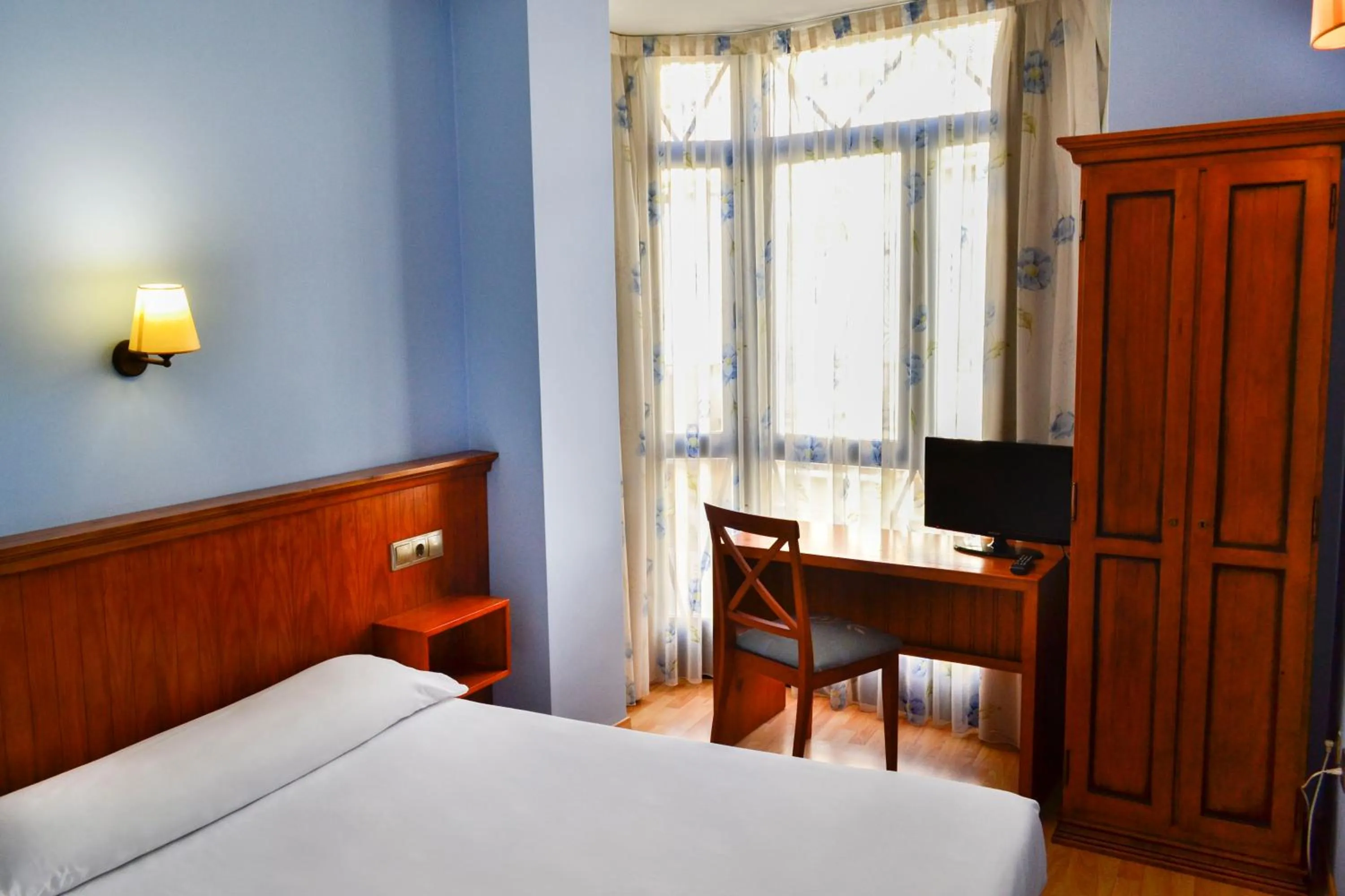 Communal lounge/ TV room, Bed in Alda Vía de la Plata Rooms