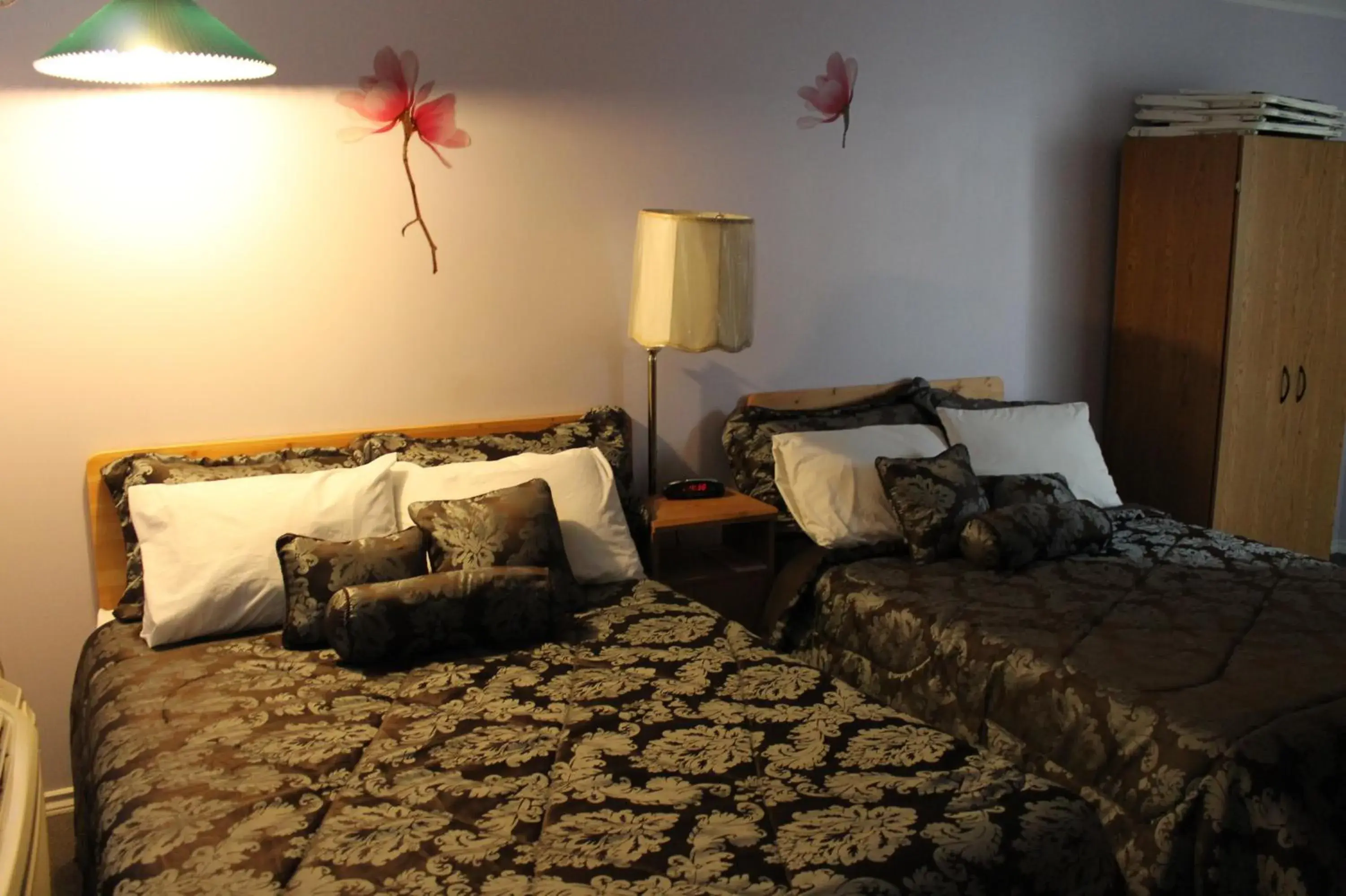 Double Room with Two Double Beds in Sage Hills Motel Double Room with Two Double Beds in Sage Hills Motel