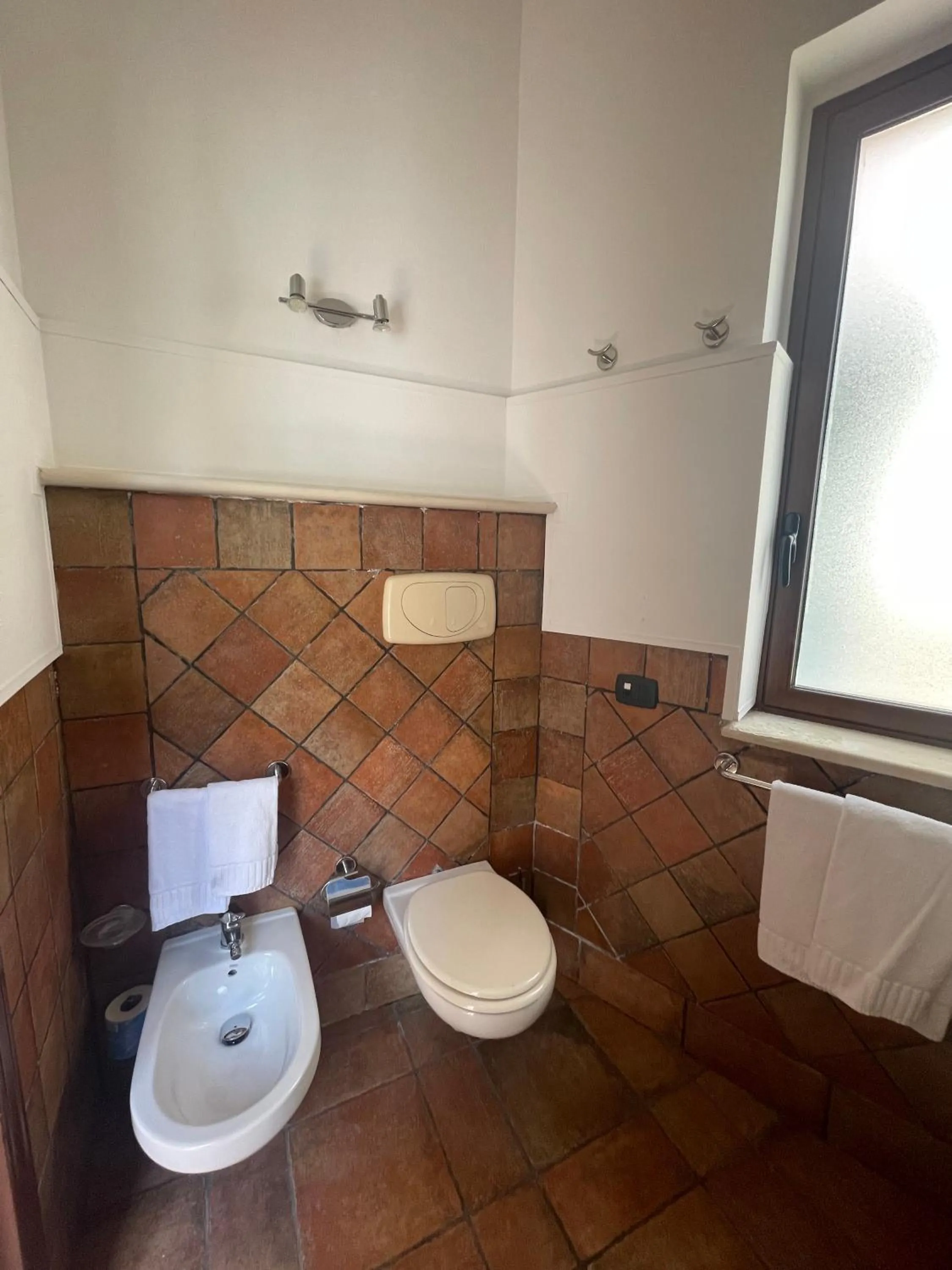 Toilet in Hotel Capomulini 3 Stelle