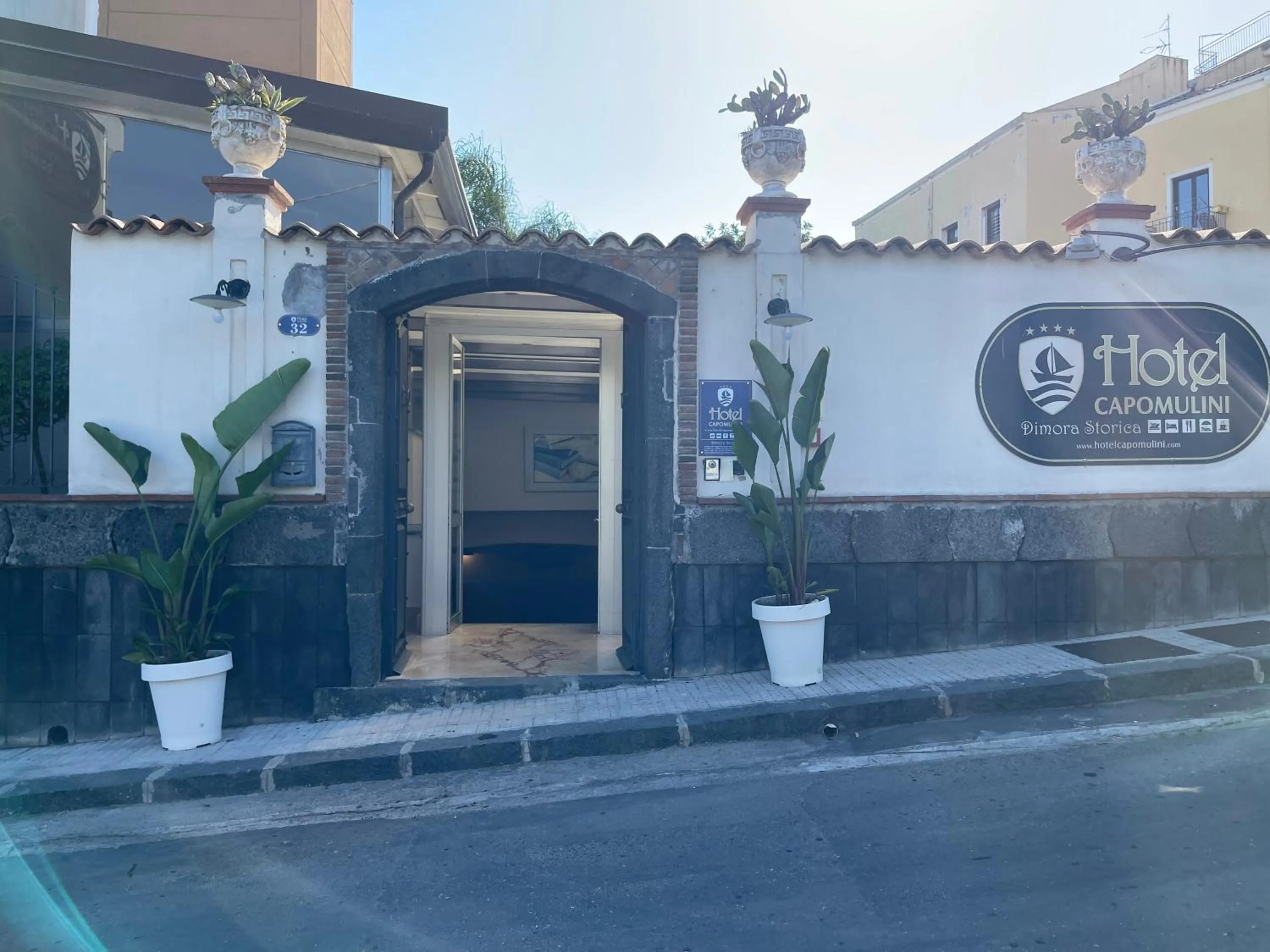 Property building in Hotel Capomulini 3 Stelle