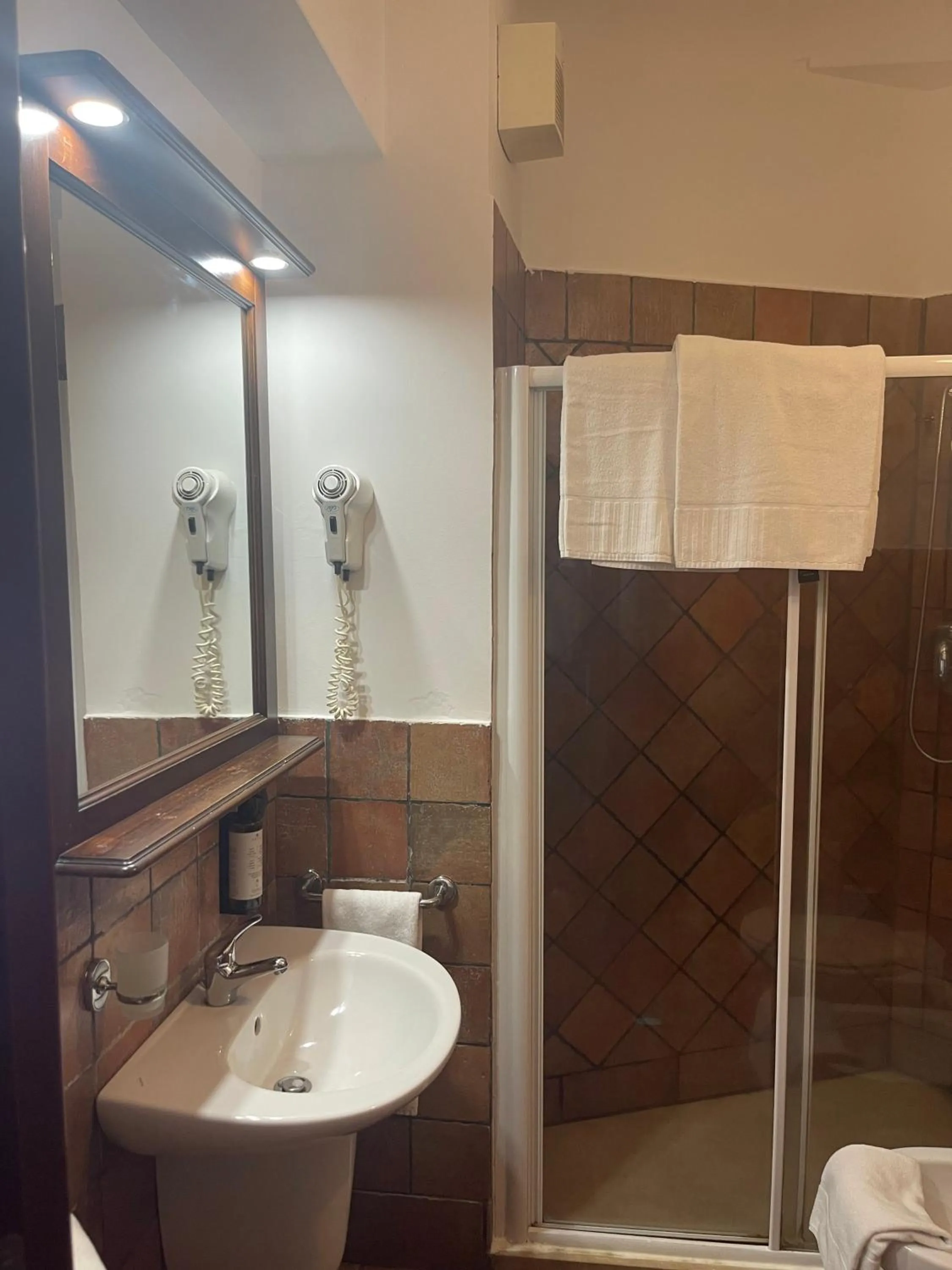 Shower in Hotel Capomulini 3 Stelle