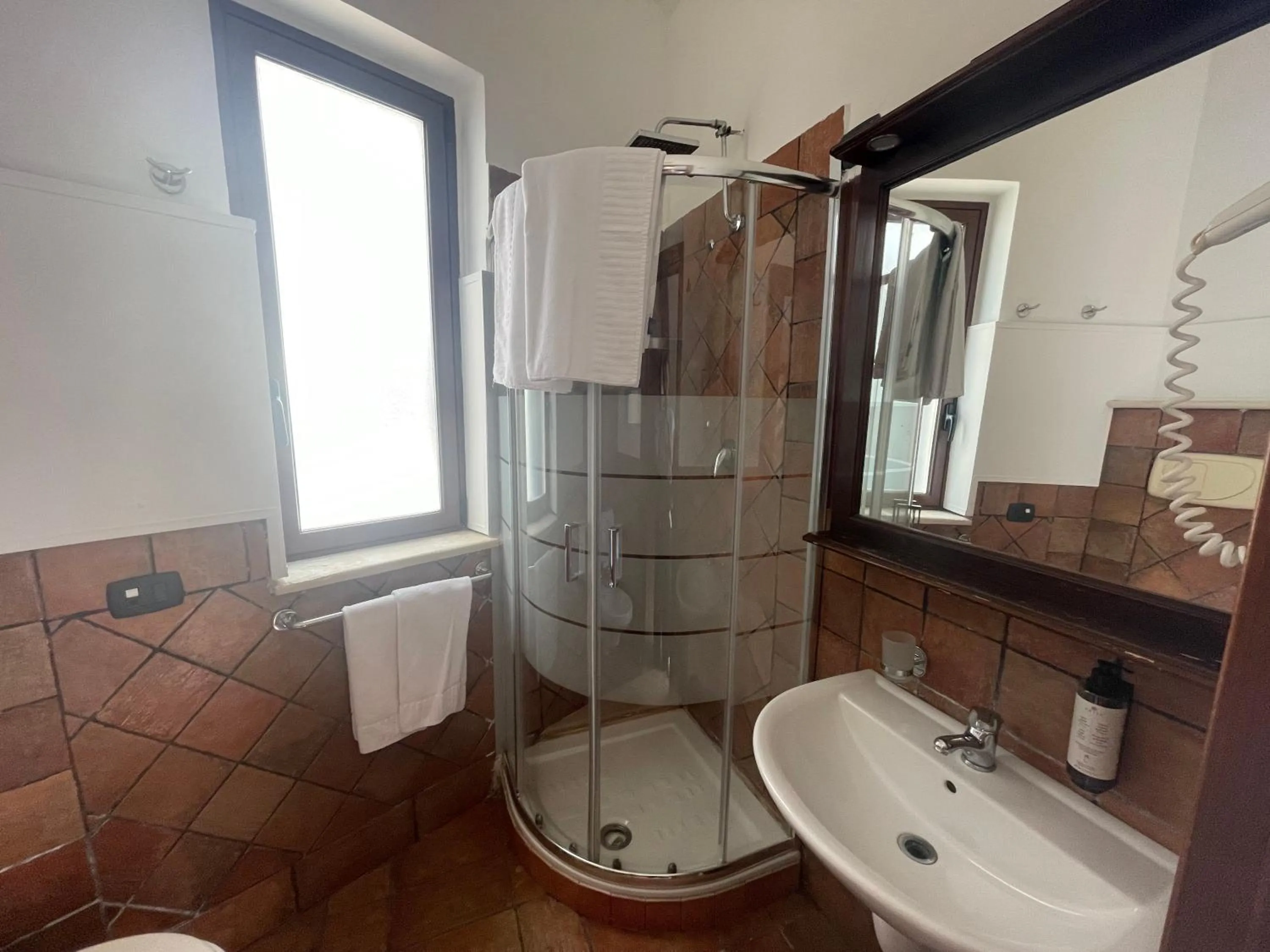 Shower in Hotel Capomulini 3 Stelle