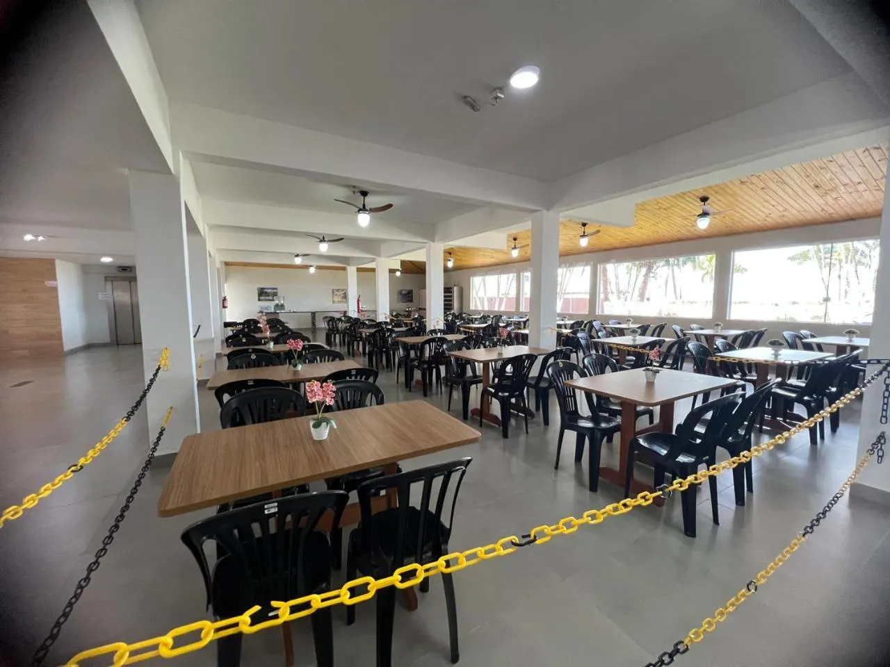 Restaurant/places to eat in Leviv Praia Hotel