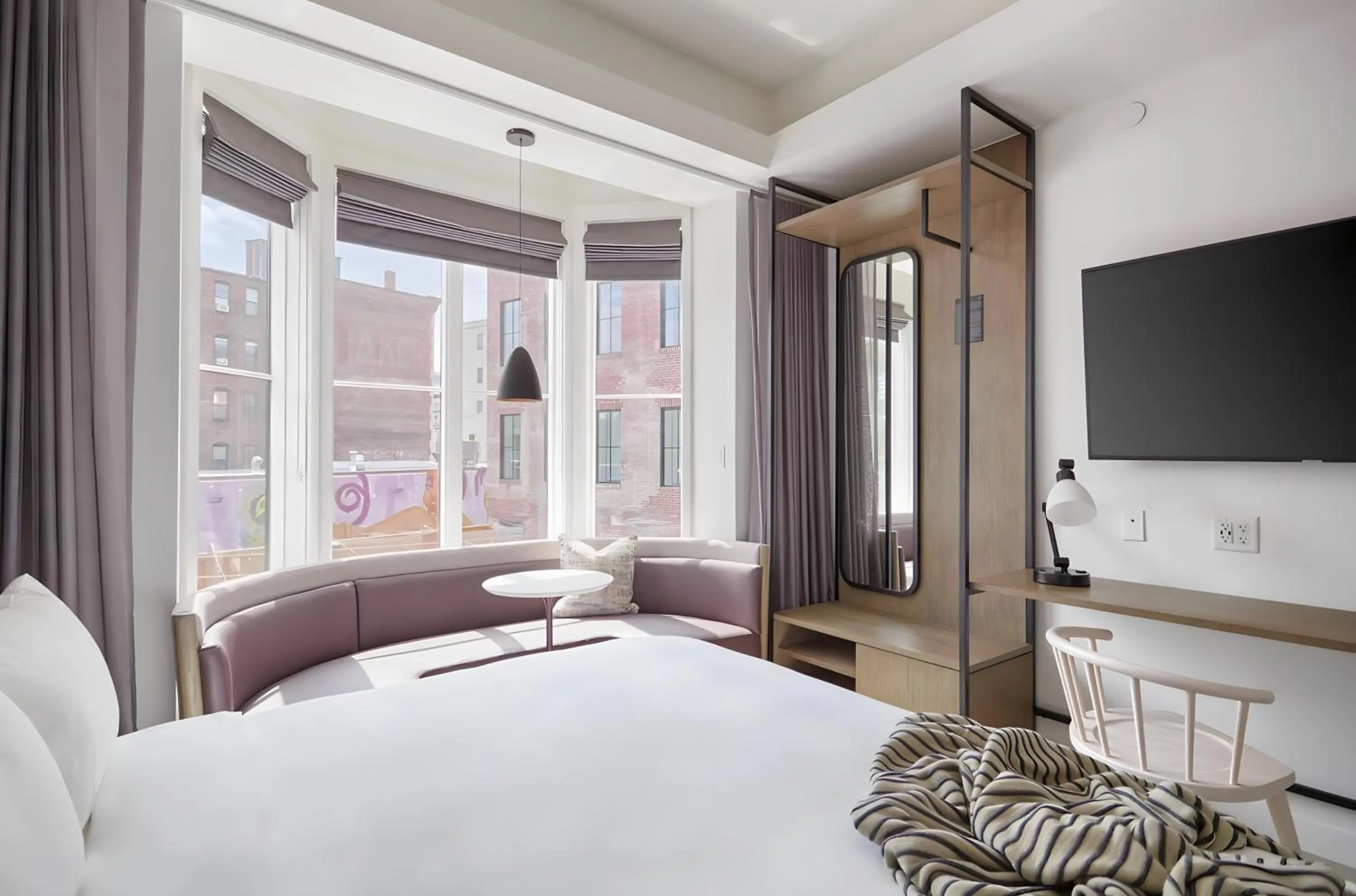 Bed in Lark Hotels 907 Main