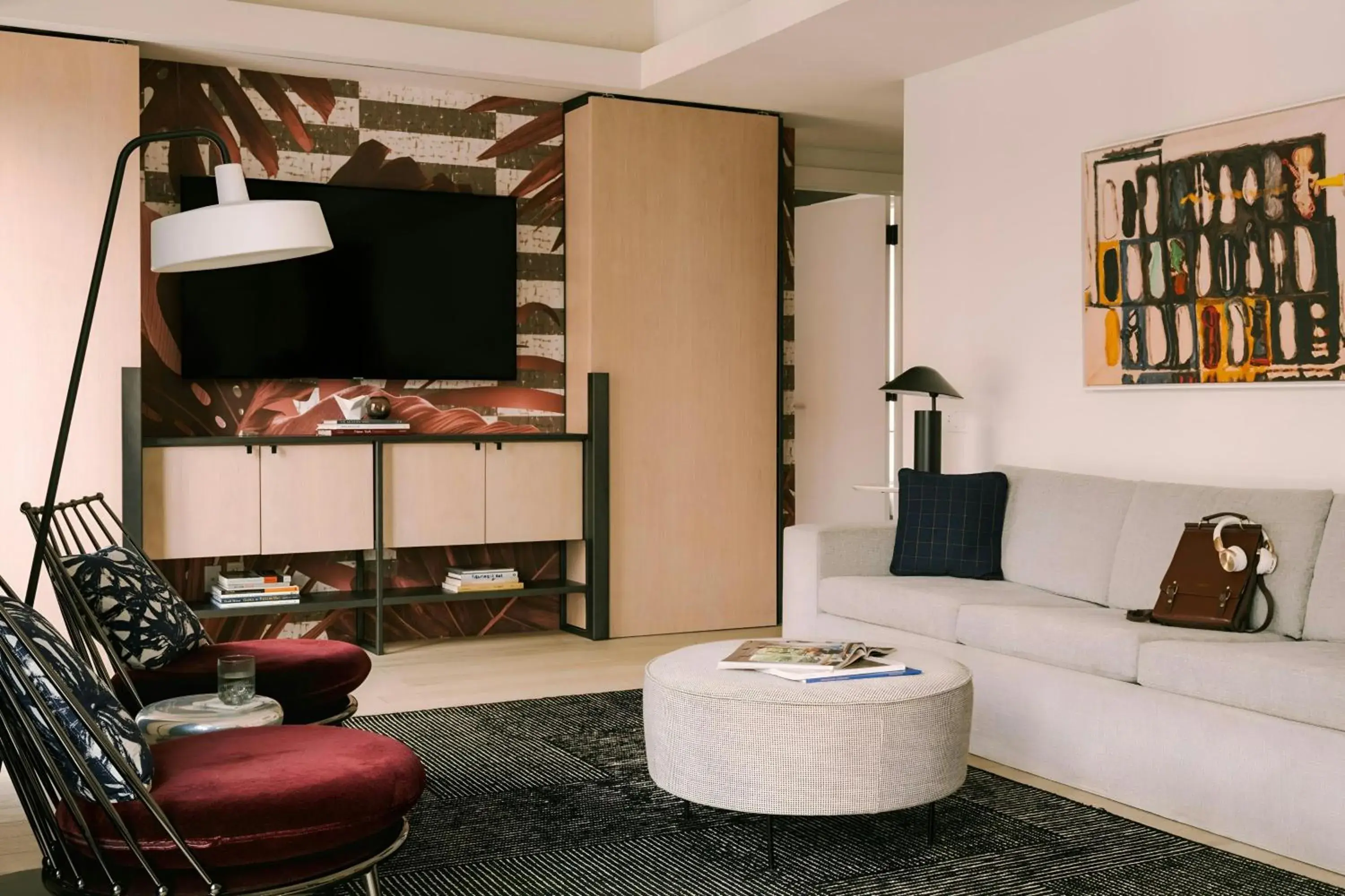 Living room in 907 Main Hotel Central Square, Sonder by Marriott Bonvoy Living room in 907 Main Hotel Central Square, Sonder by Marriott Bonvoy