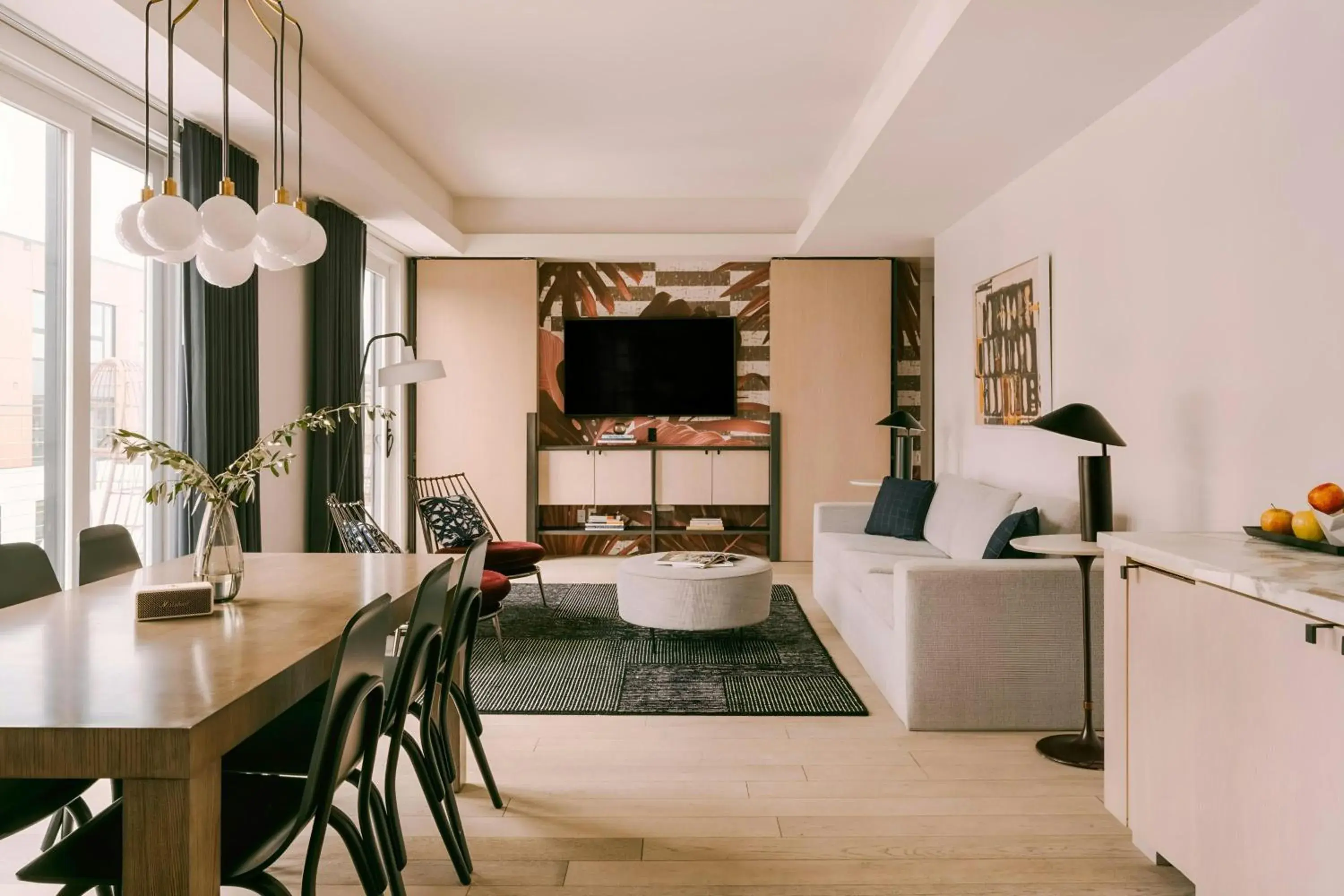 Living room in 907 Main Hotel Central Square, Sonder by Marriott Bonvoy Living room in 907 Main Hotel Central Square, Sonder by Marriott Bonvoy