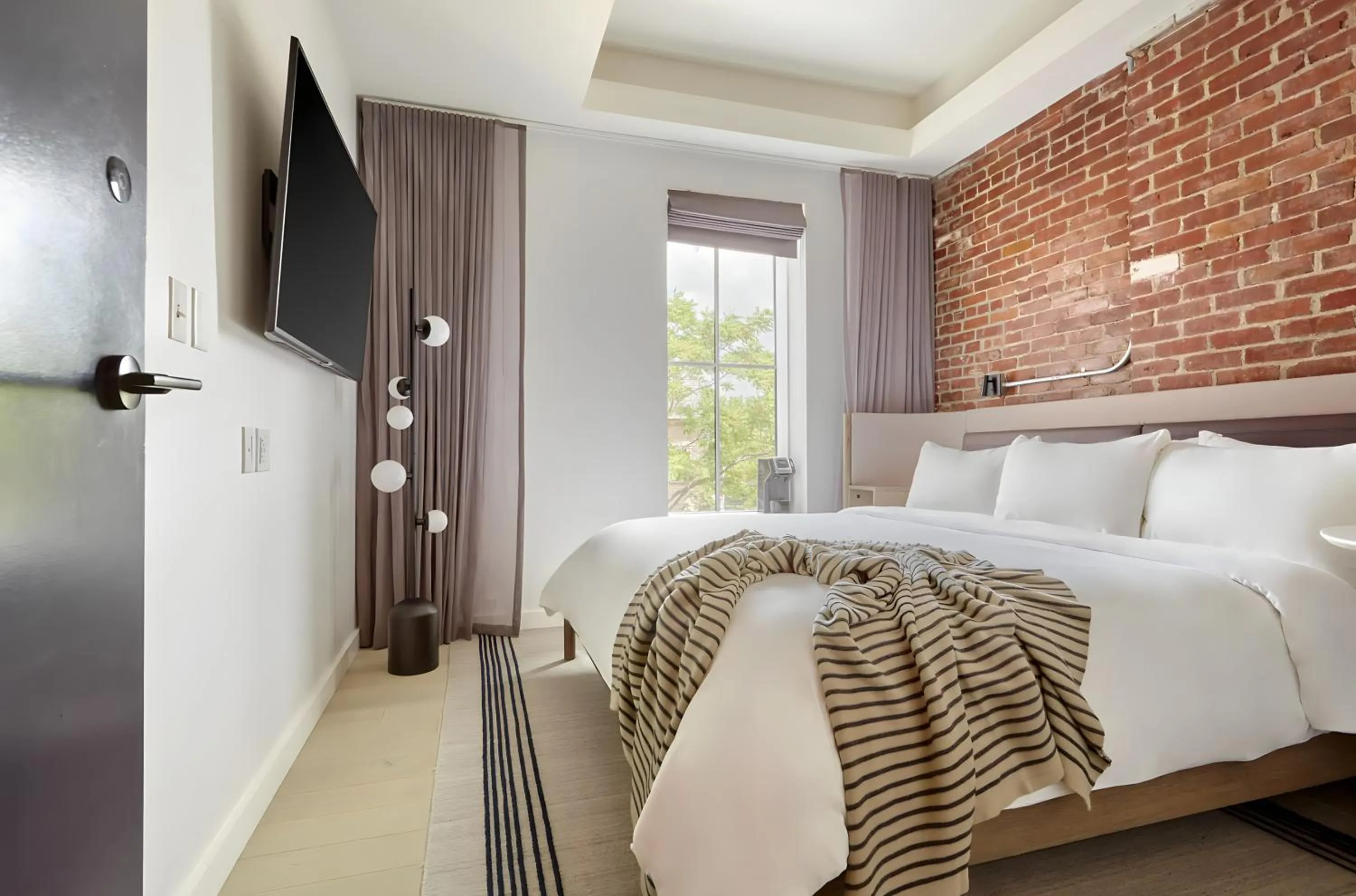 Bed in Lark Hotels 907 Main