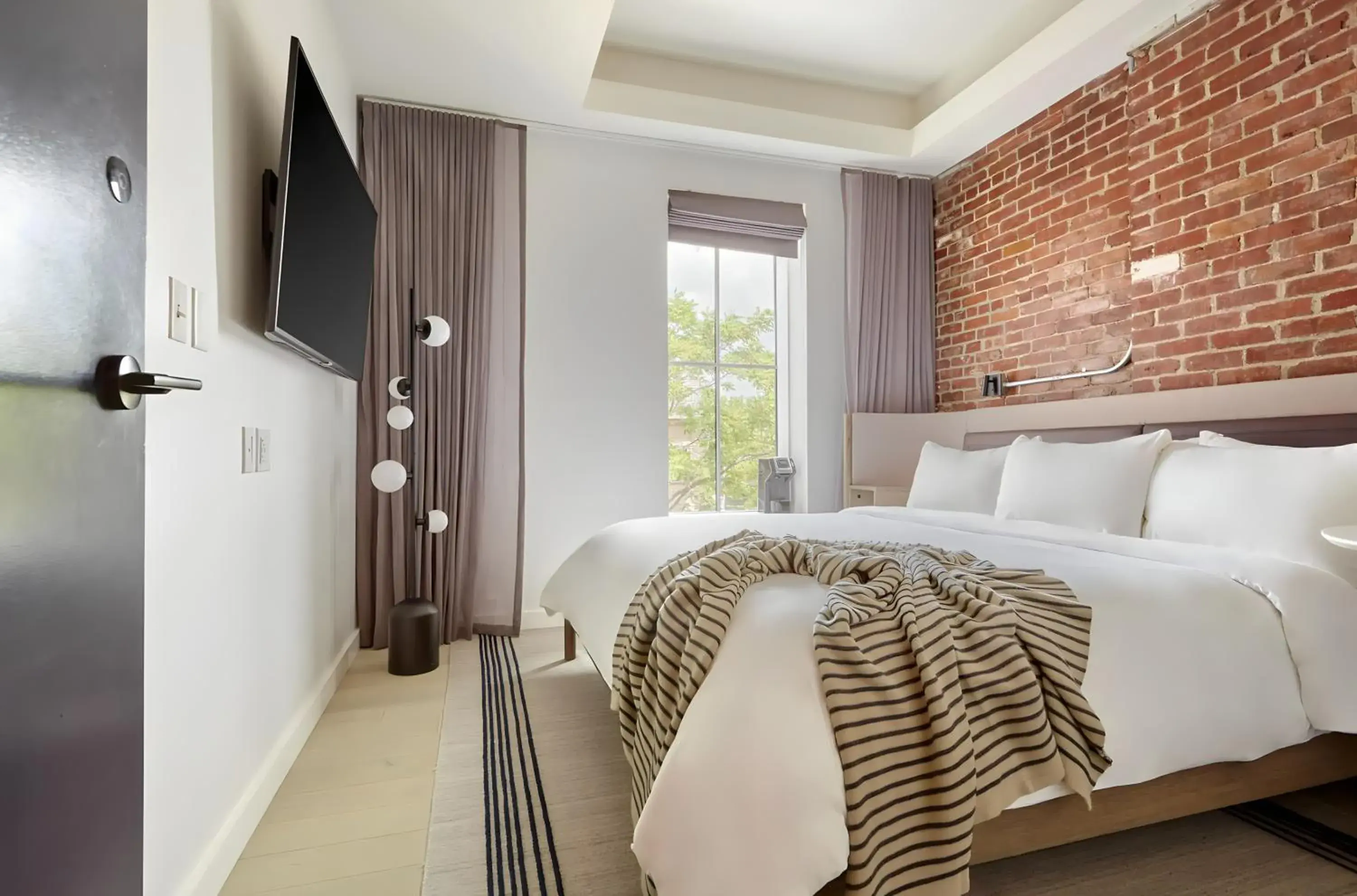 Classic King Room in Lark Hotels 907 Main Classic King Room in Lark Hotels 907 Main