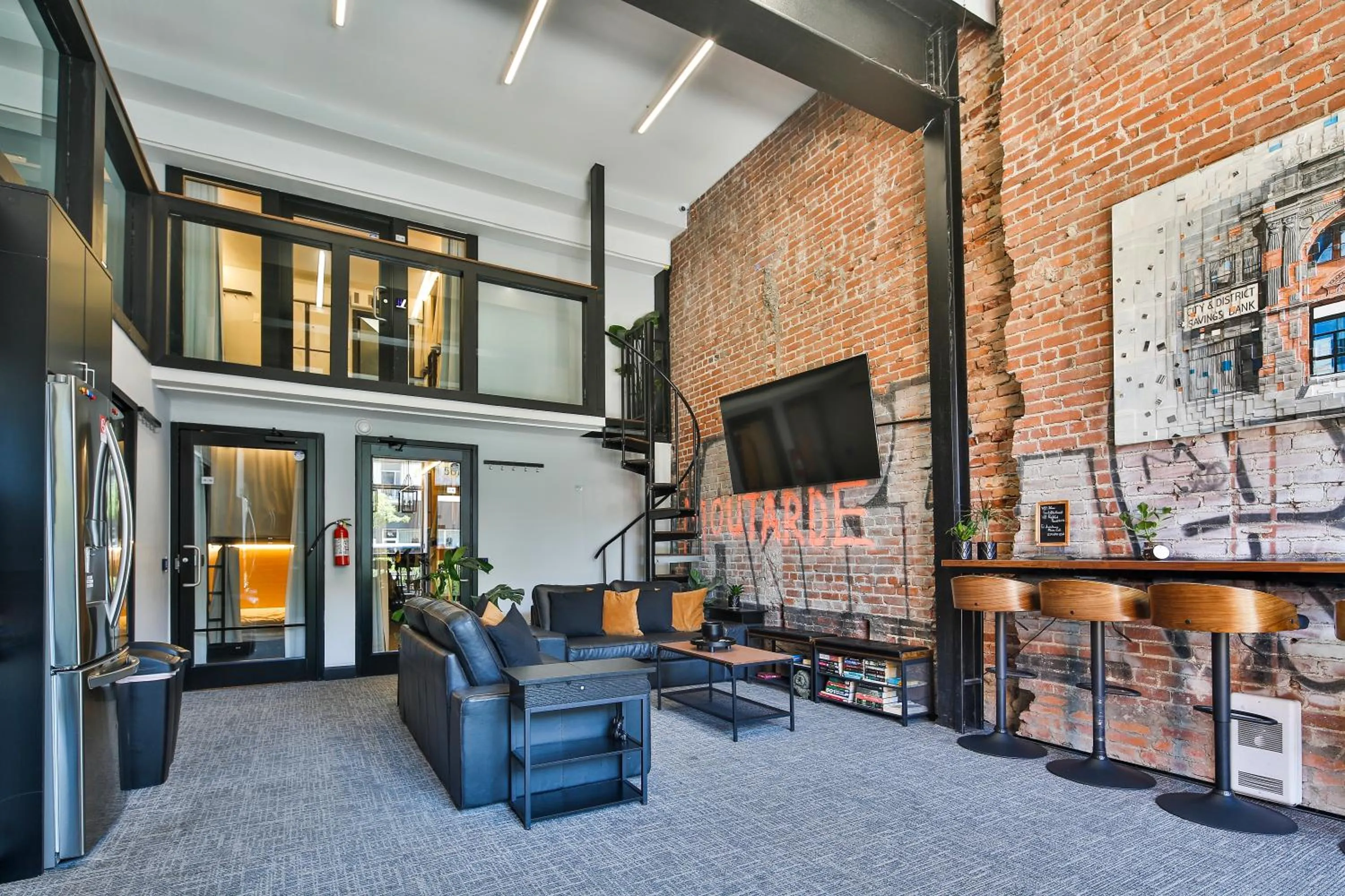 Communal lounge/ TV room in Parc Avenue Hostel