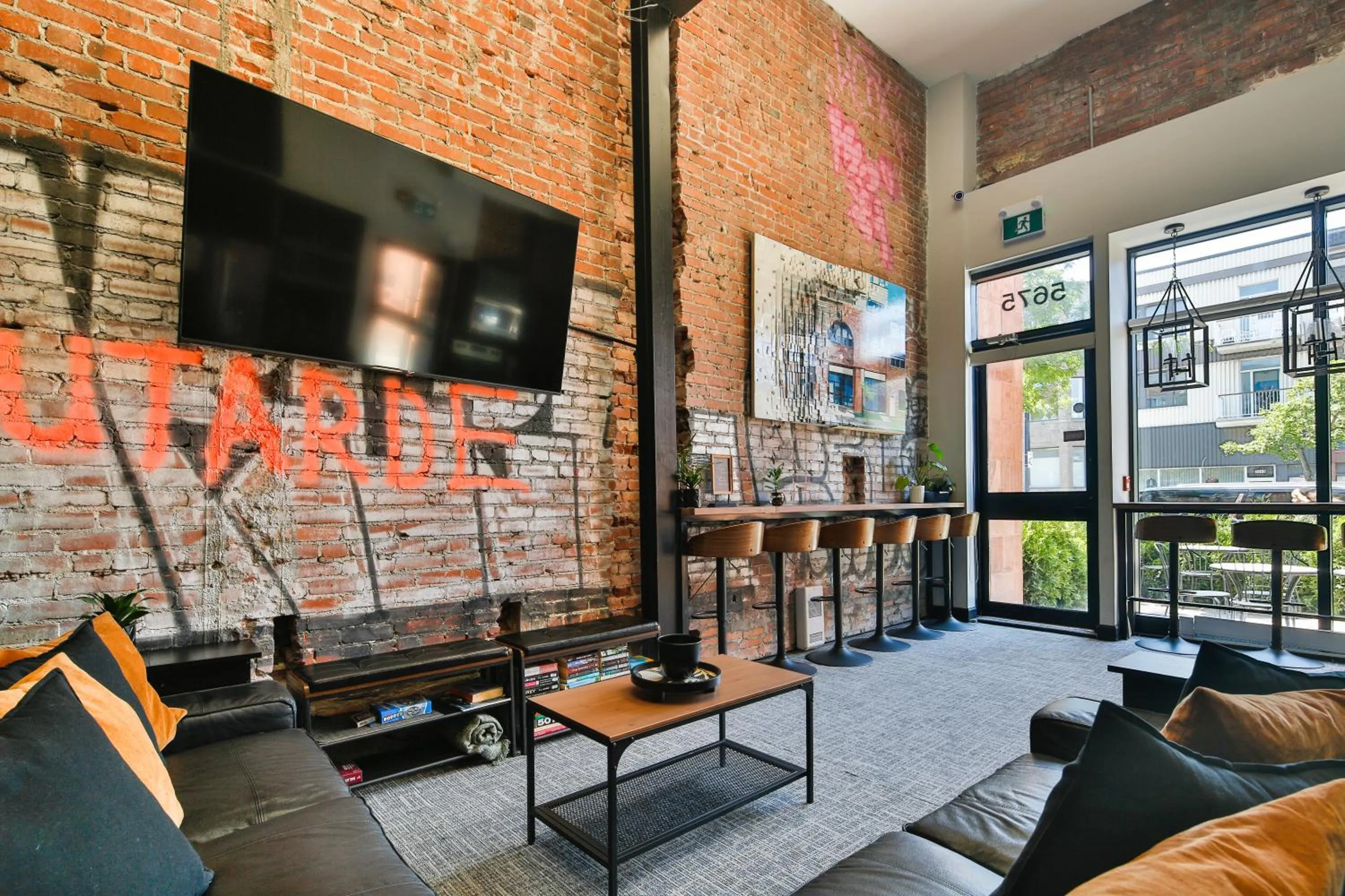 Communal lounge/ TV room in Parc Avenue Hostel