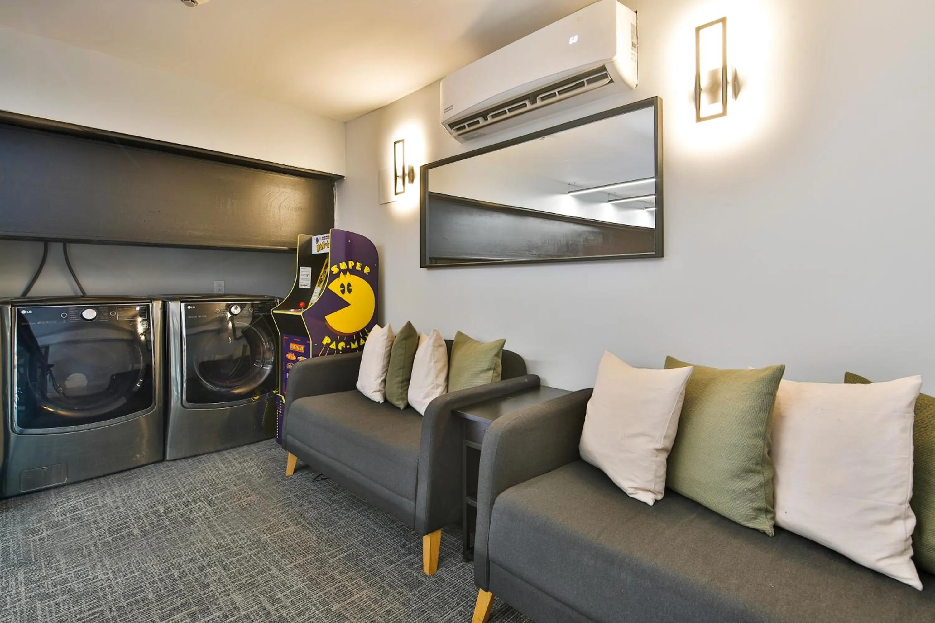 Communal lounge/ TV room in Parc Avenue Hostel