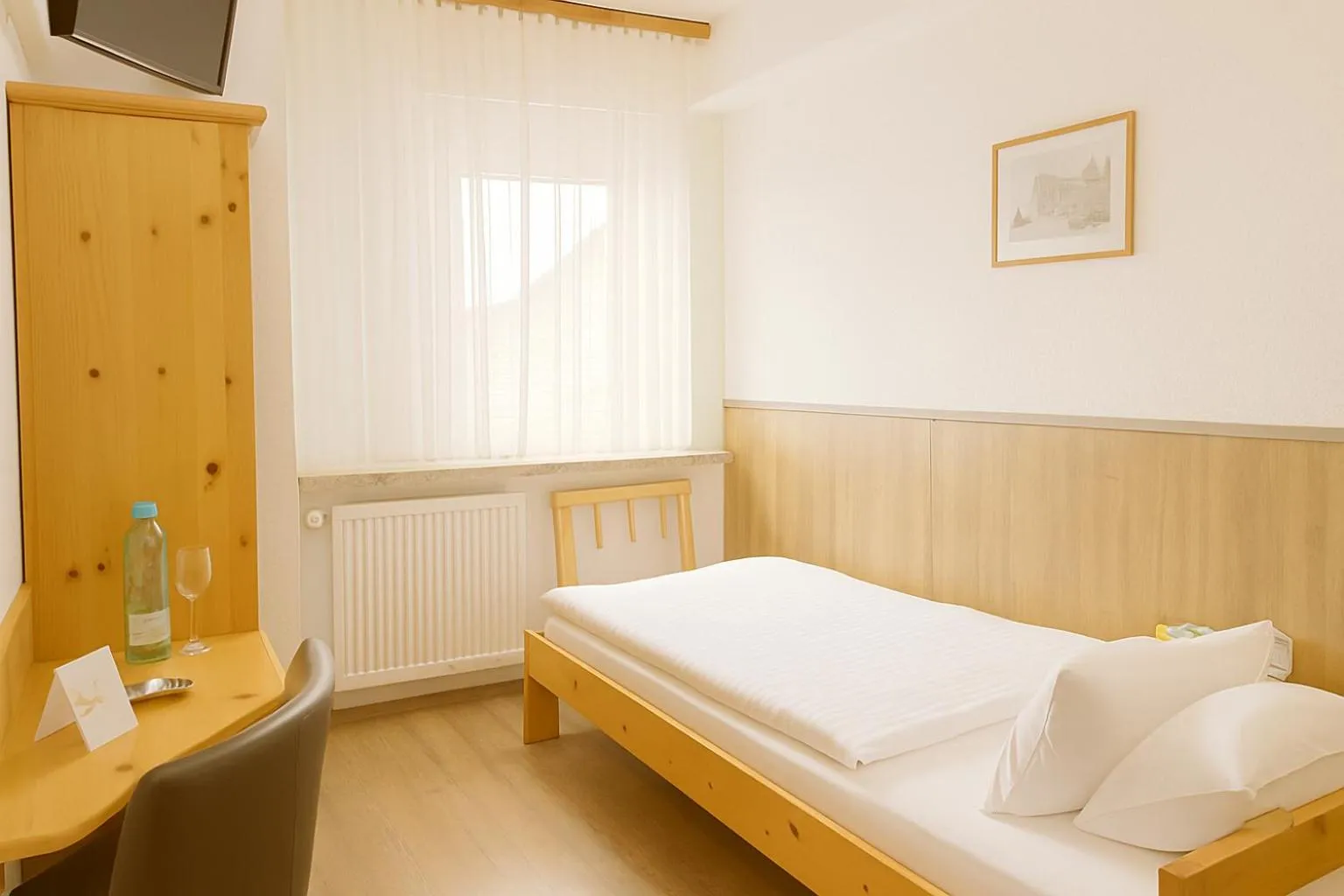 Bed in Hotel Orthwein -kostenfreie Parkplätze-