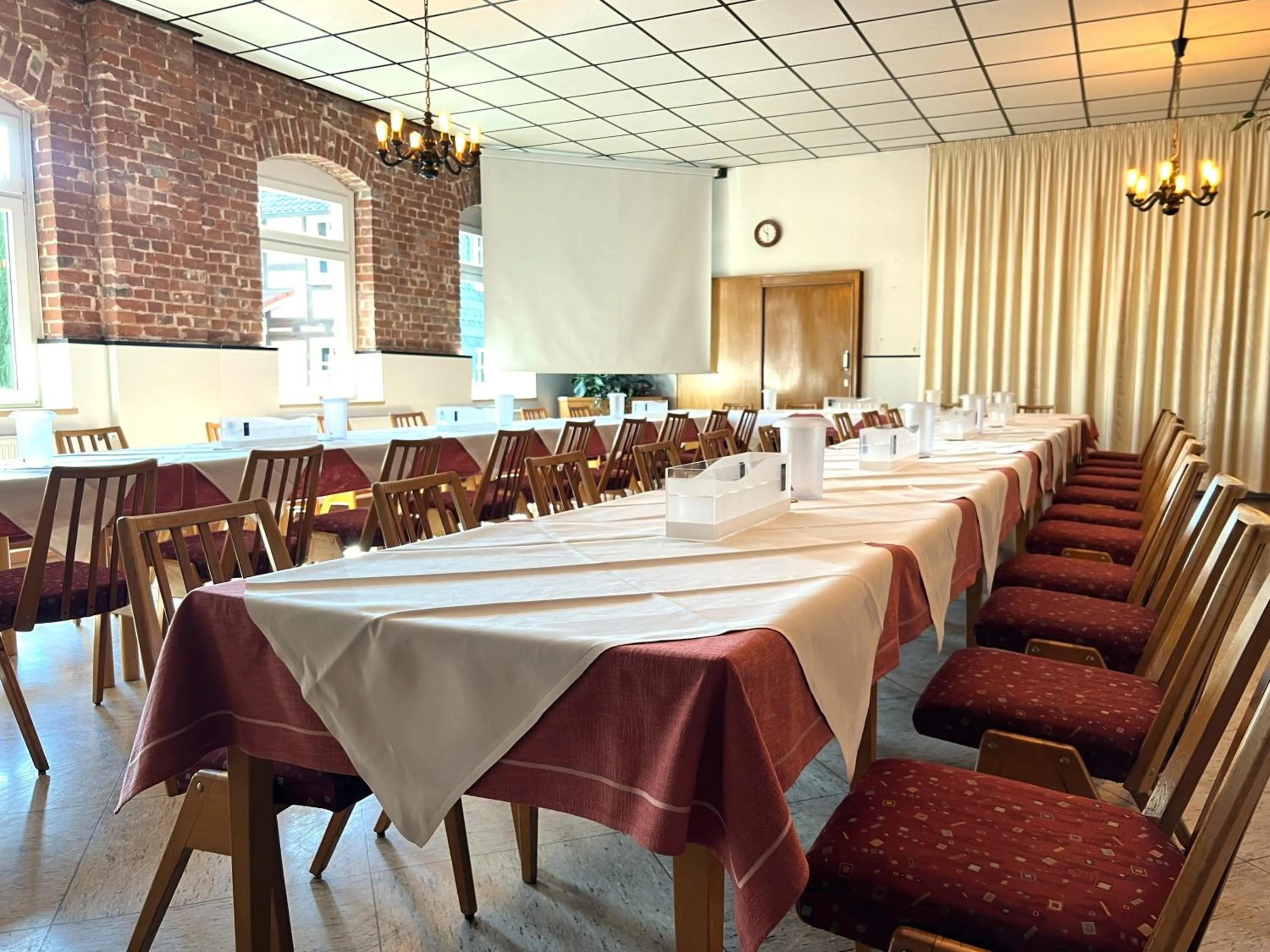 Restaurant/places to eat in Hotel Orthwein -kostenfreie Parkplätze-