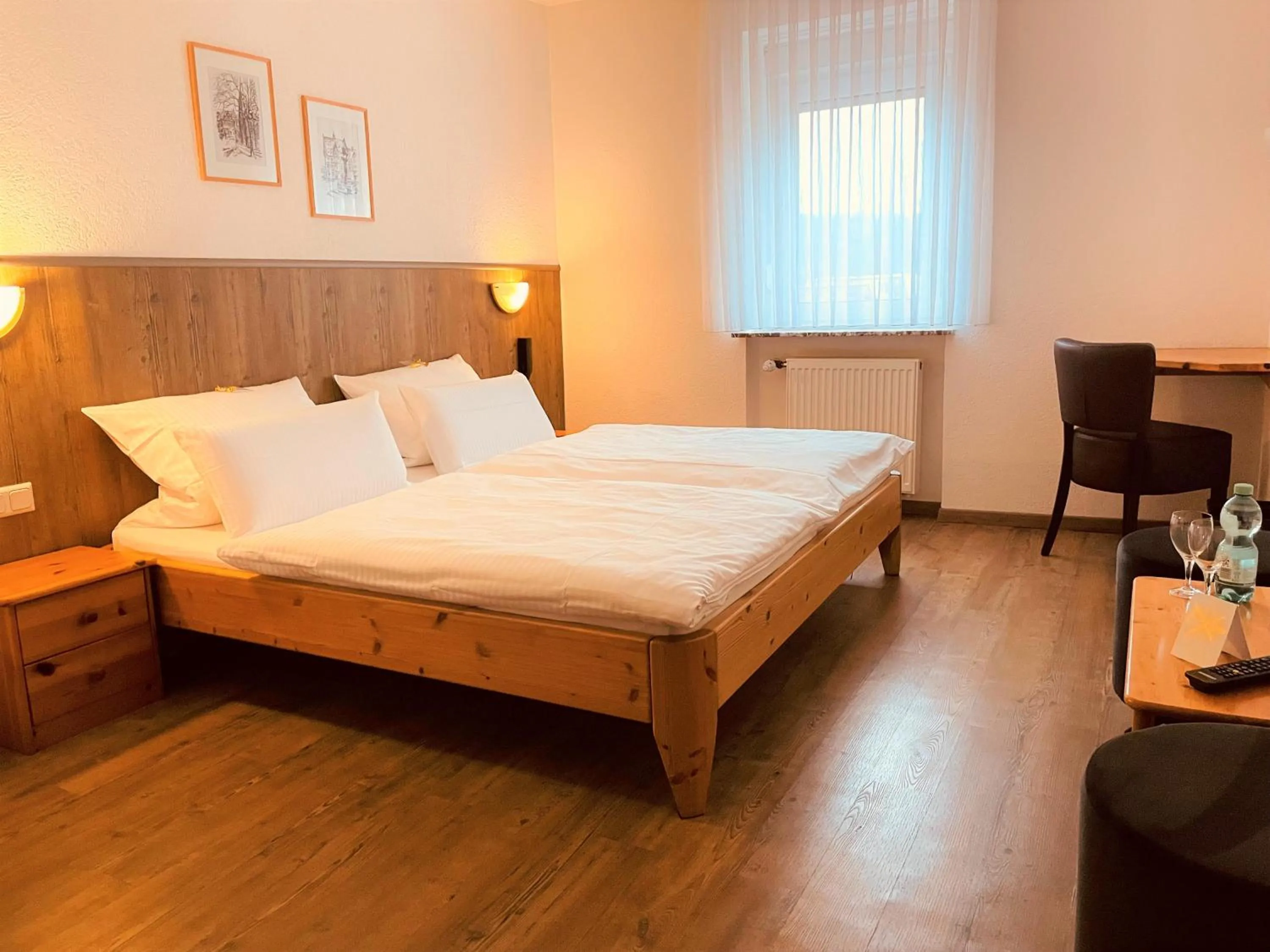 Standard Double Room in Hotel Orthwein -kostenfreie Parkplätze-