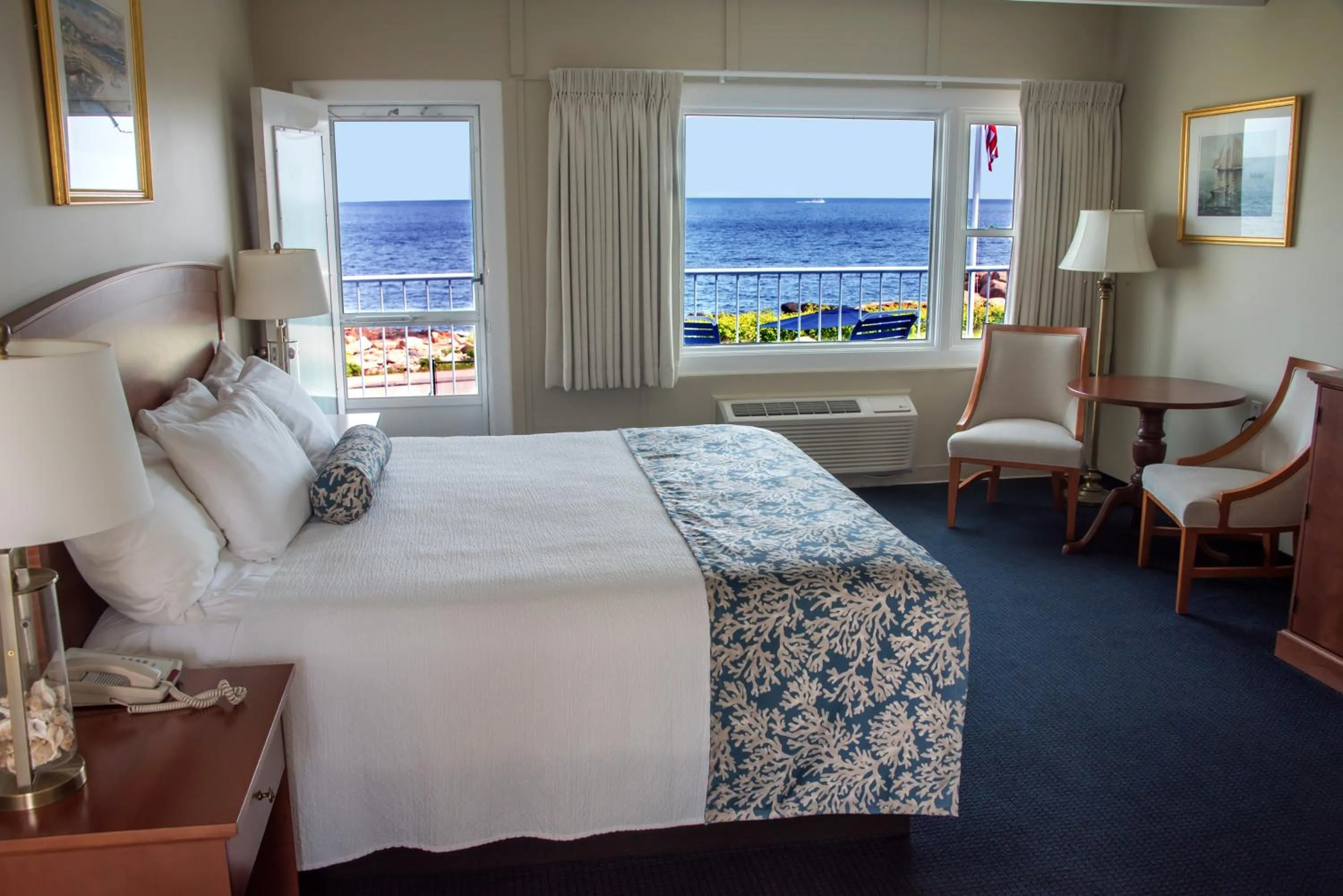Bed in Atlantis Oceanfront Inn Gloucester