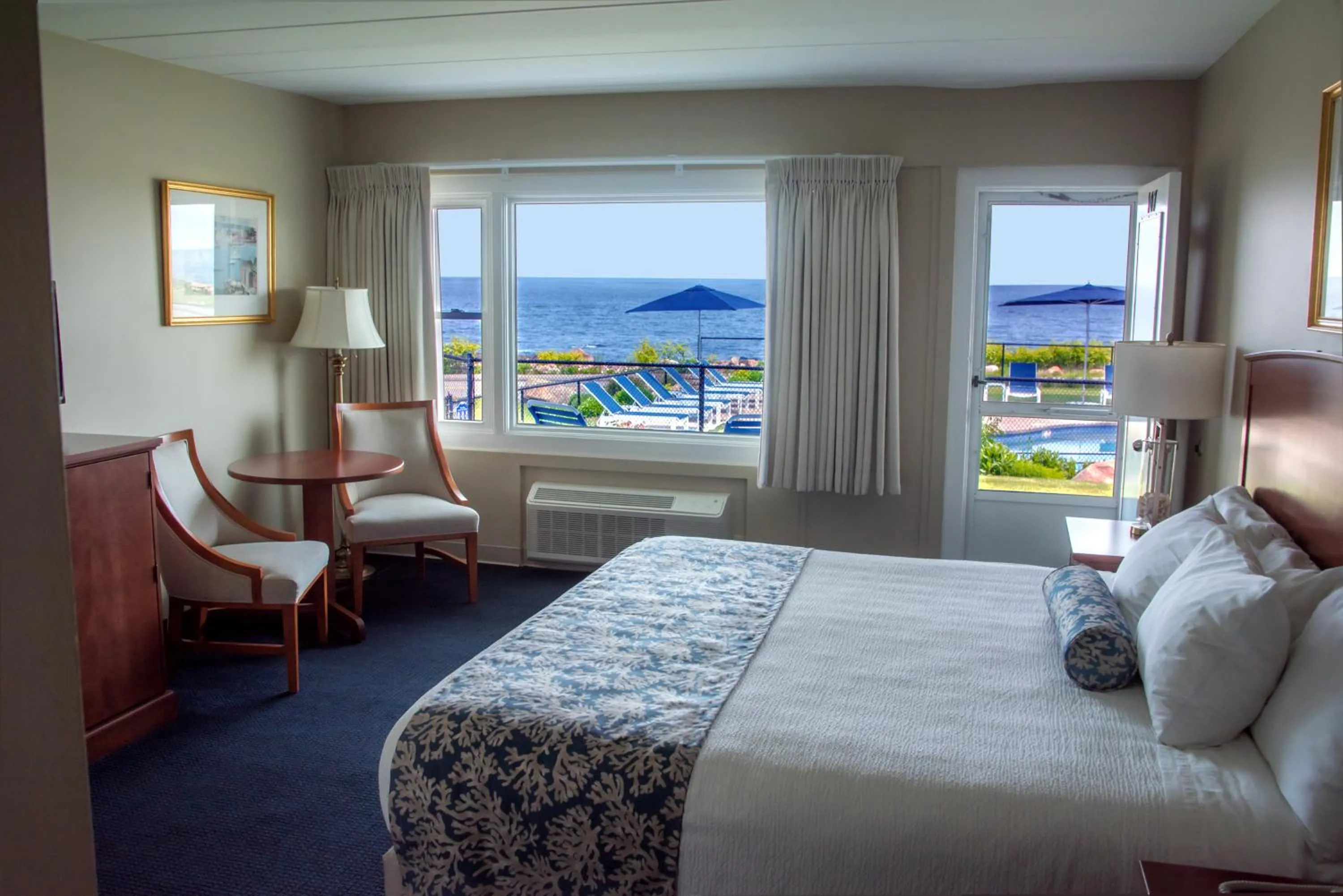 Bed in Atlantis Oceanfront Inn Gloucester