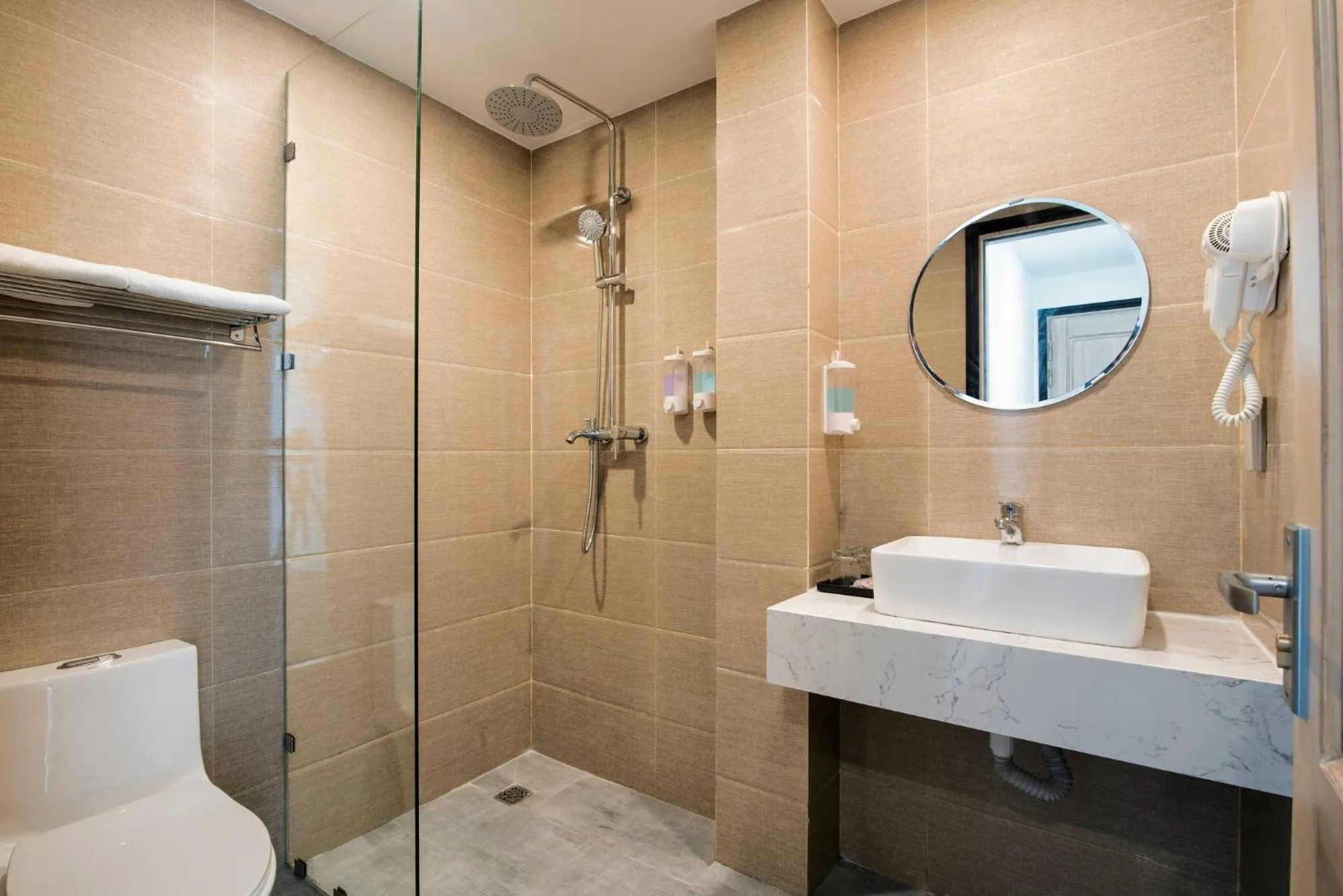 TITAN HOTEL - Formerly known as Golden Lotus Central Hotel