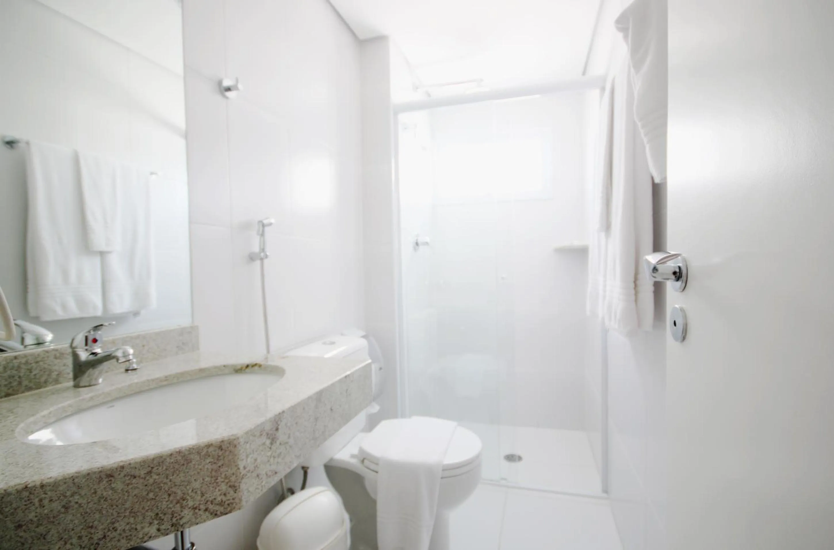 Toilet in Ez Aclimação Hotel