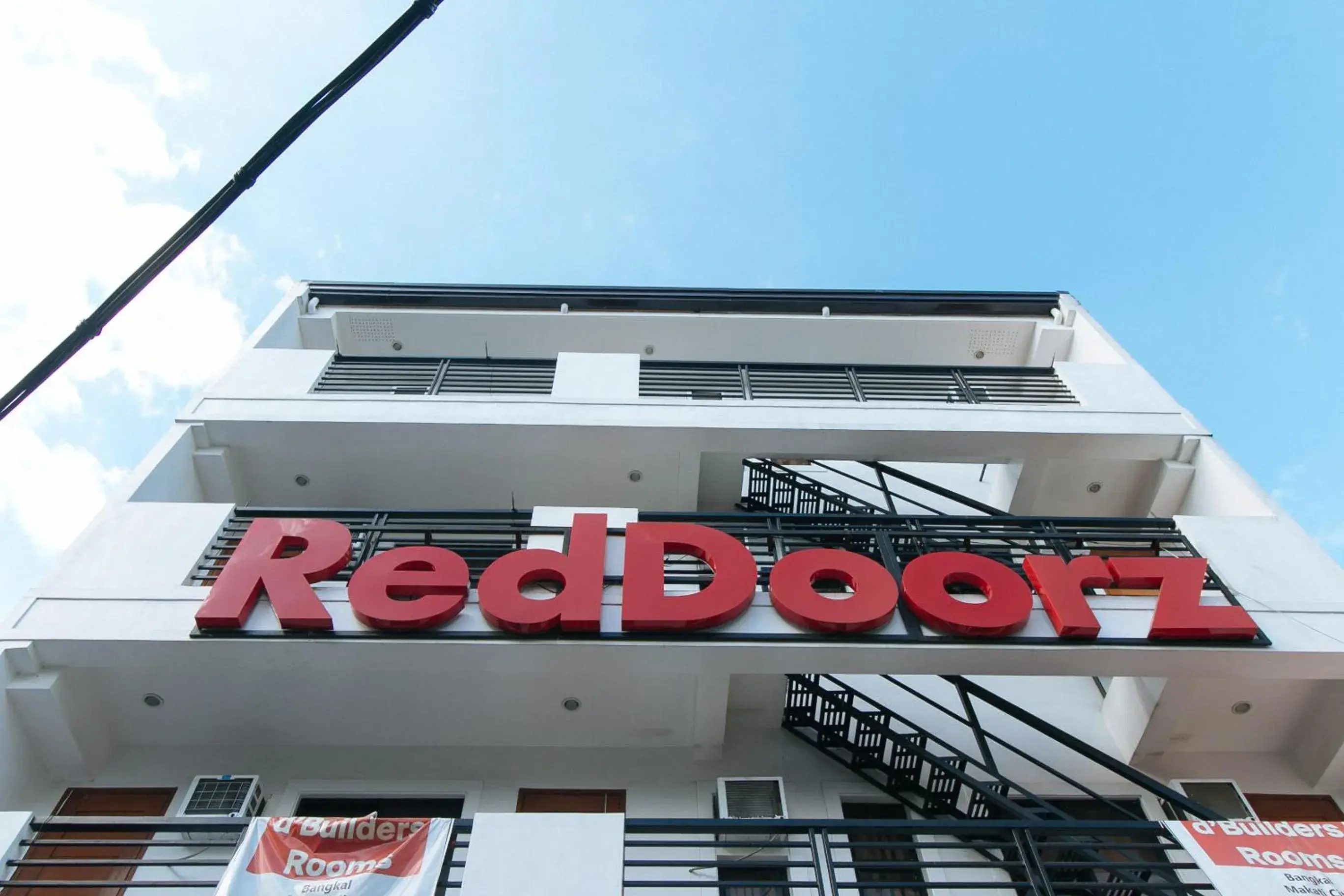 Property building in RedDoorz at DBuilders Rooms Bangkal Makati Property building in RedDoorz at DBuilders Rooms Bangkal Makati