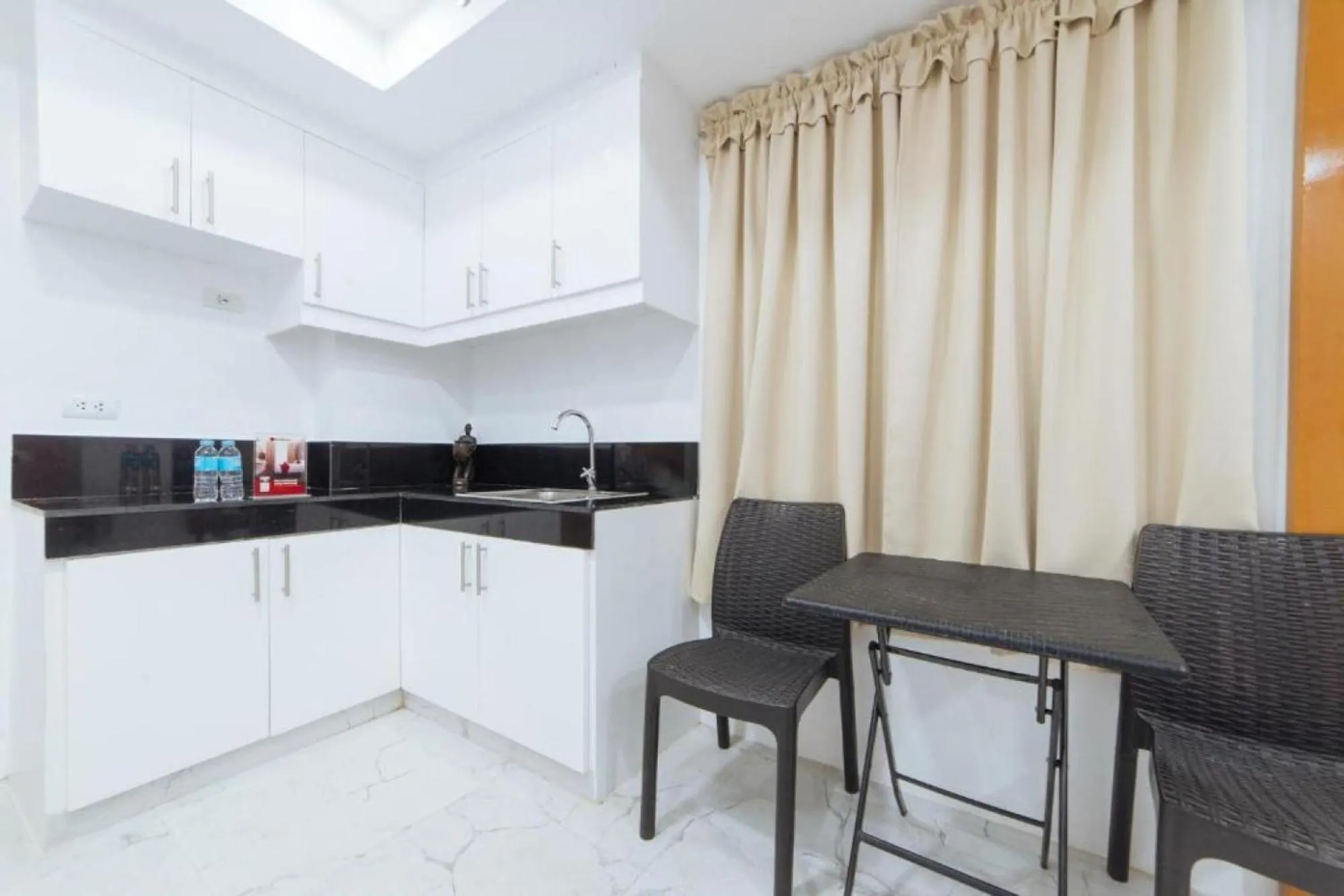 Living room in RedDoorz at DBuilders Rooms Bangkal Makati