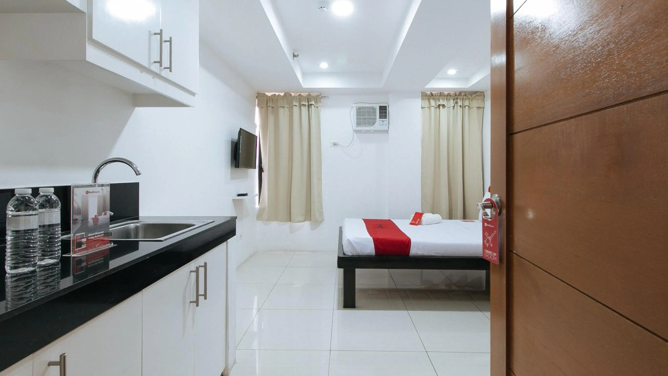 Bed in RedDoorz at DBuilders Rooms Bangkal Makati