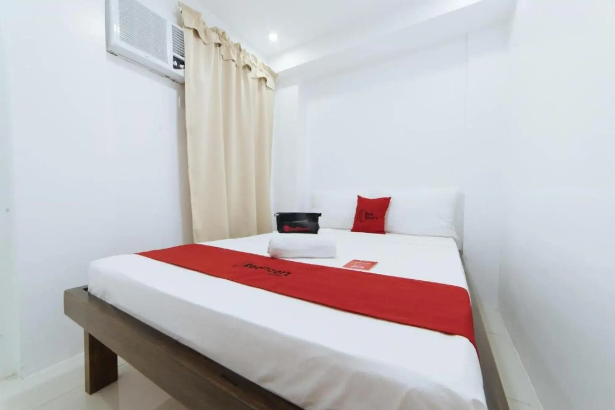 Bed in RedDoorz at DBuilders Rooms Bangkal Makati Bed in RedDoorz at DBuilders Rooms Bangkal Makati