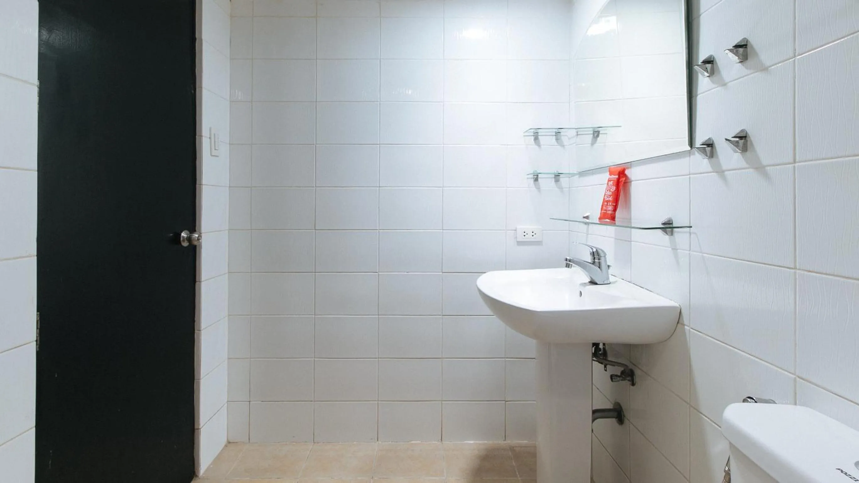 Bathroom in RedDoorz at DBuilders Rooms Bangkal Makati