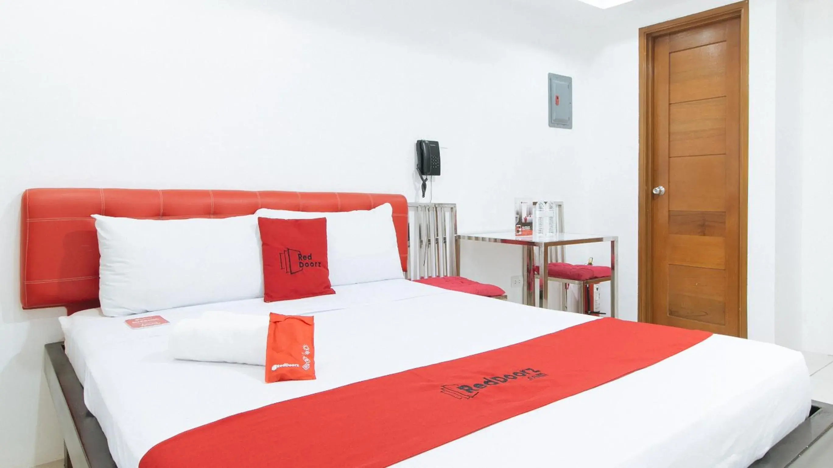 Bed in RedDoorz at DBuilders Rooms Bangkal Makati Bed in RedDoorz at DBuilders Rooms Bangkal Makati