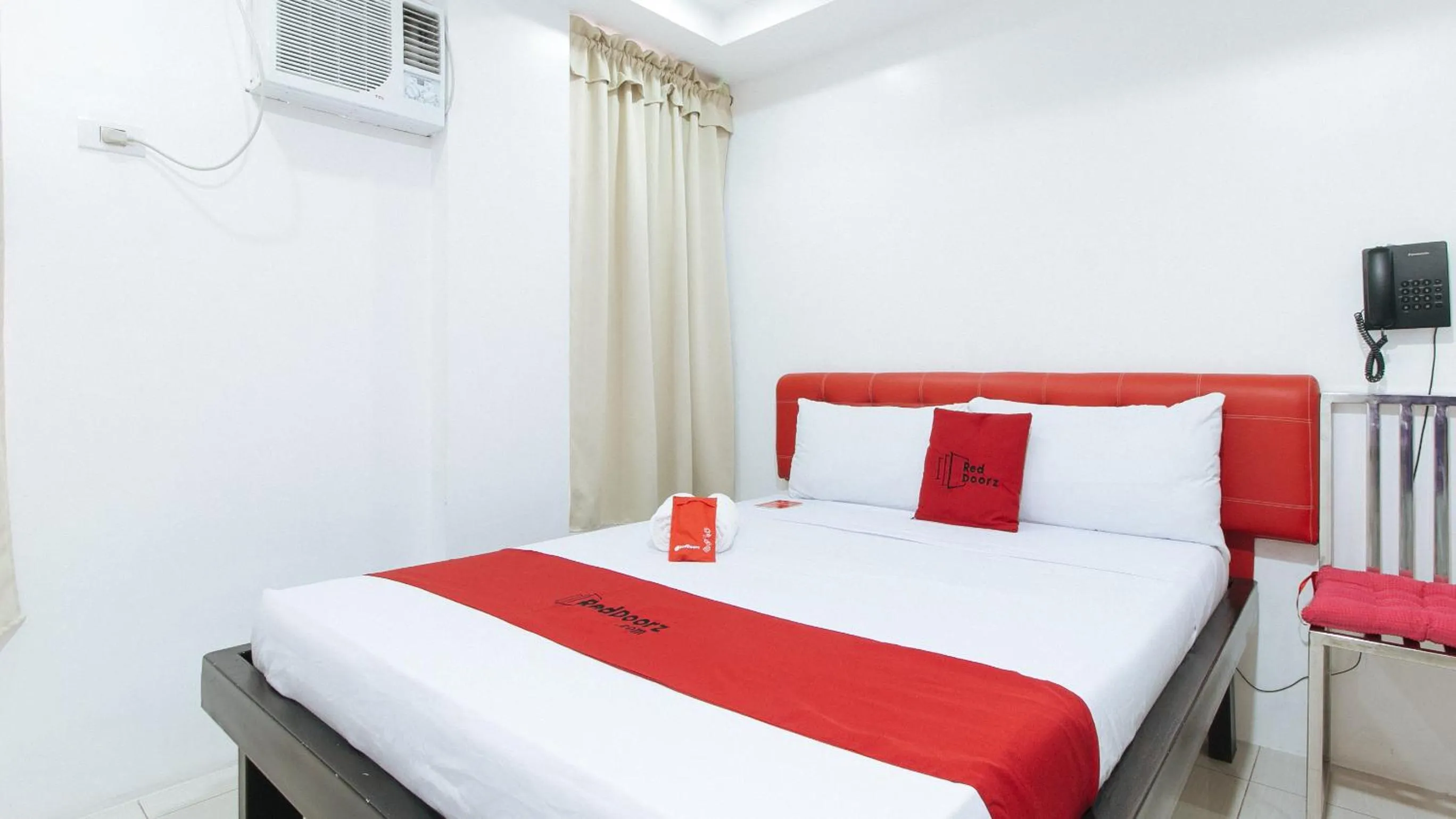 Bedroom, Bed in RedDoorz at DBuilders Rooms Bangkal Makati