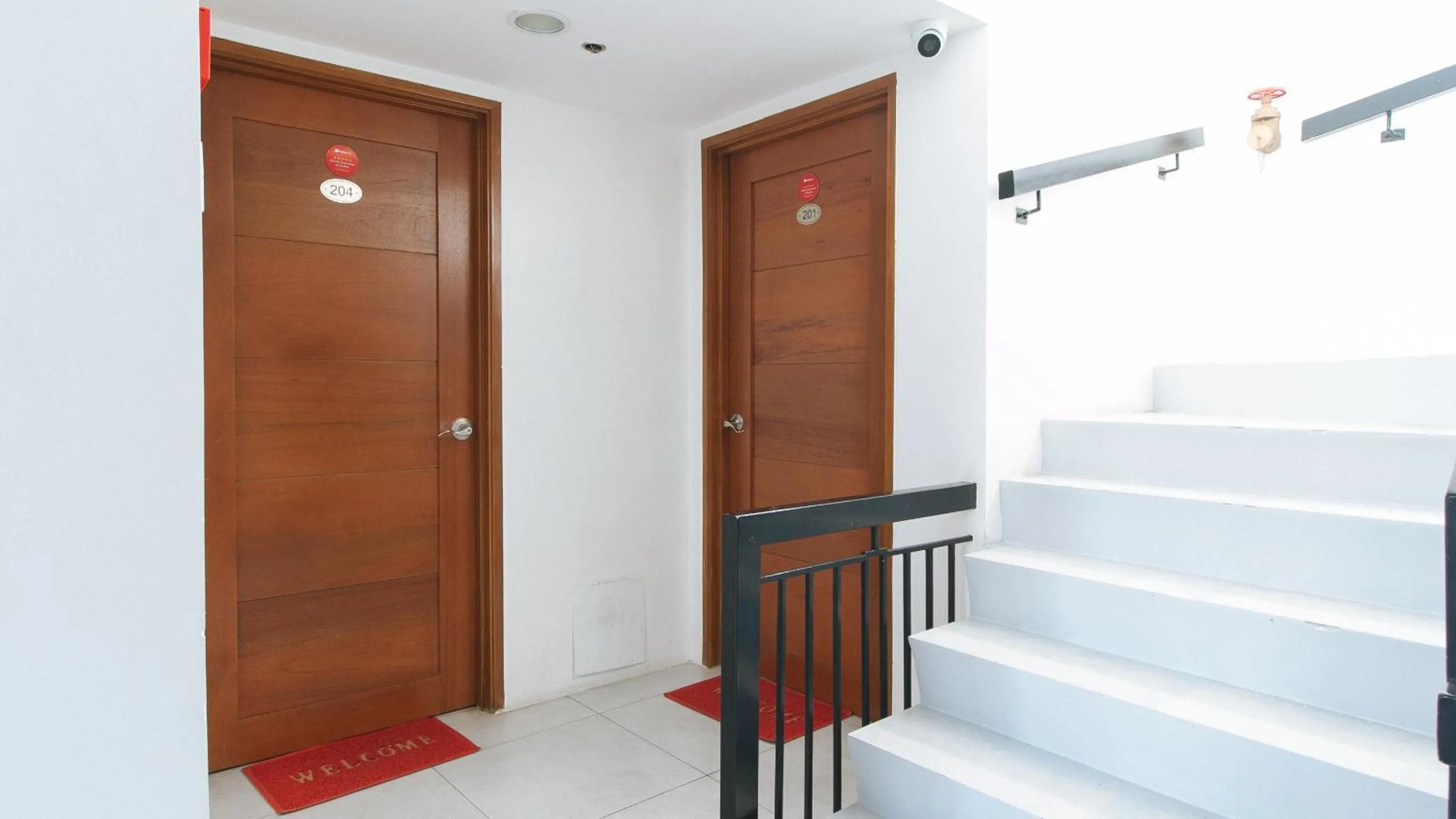 Balcony/Terrace in RedDoorz at DBuilders Rooms Bangkal Makati