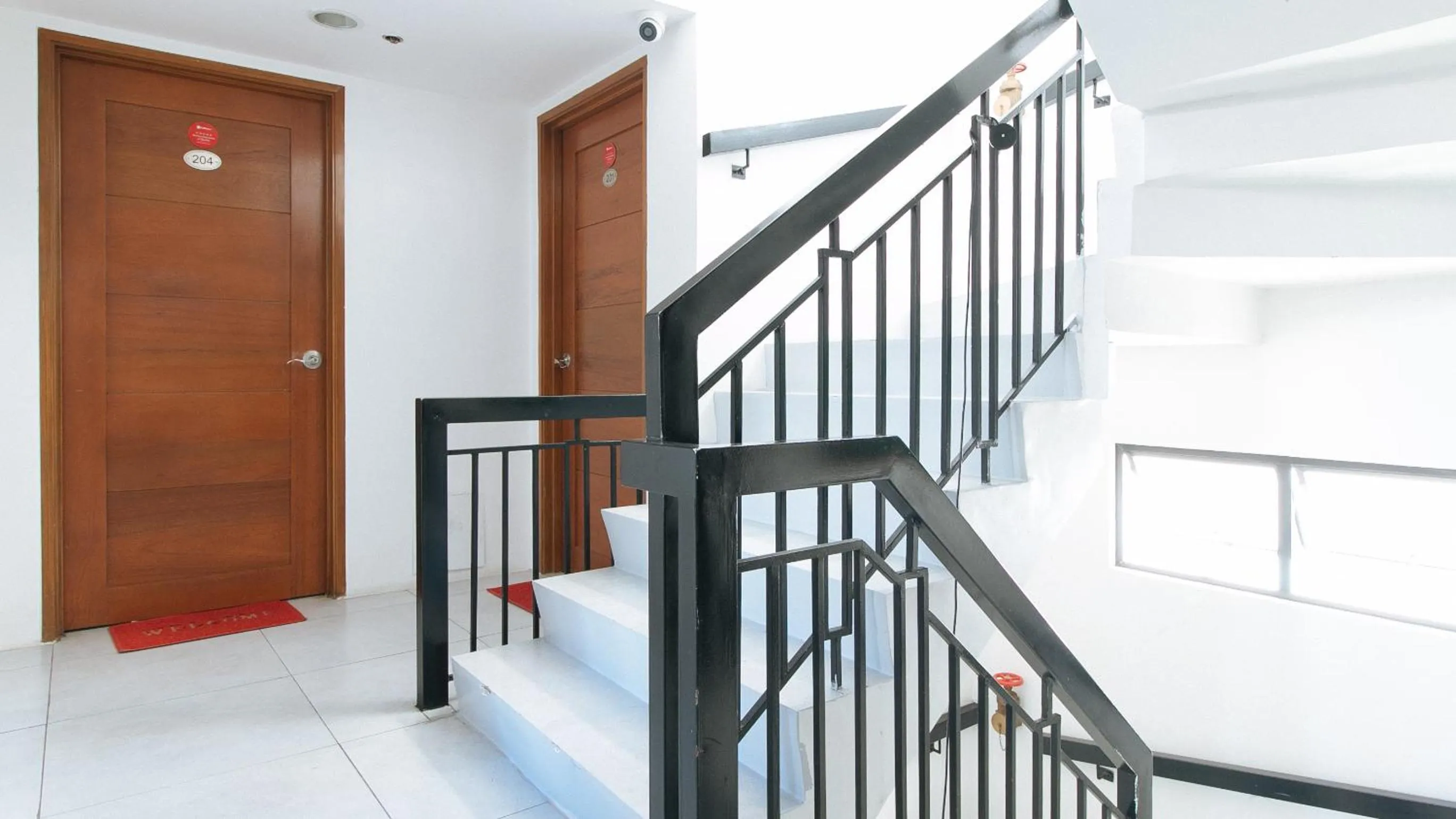 Balcony/Terrace in RedDoorz at DBuilders Rooms Bangkal Makati