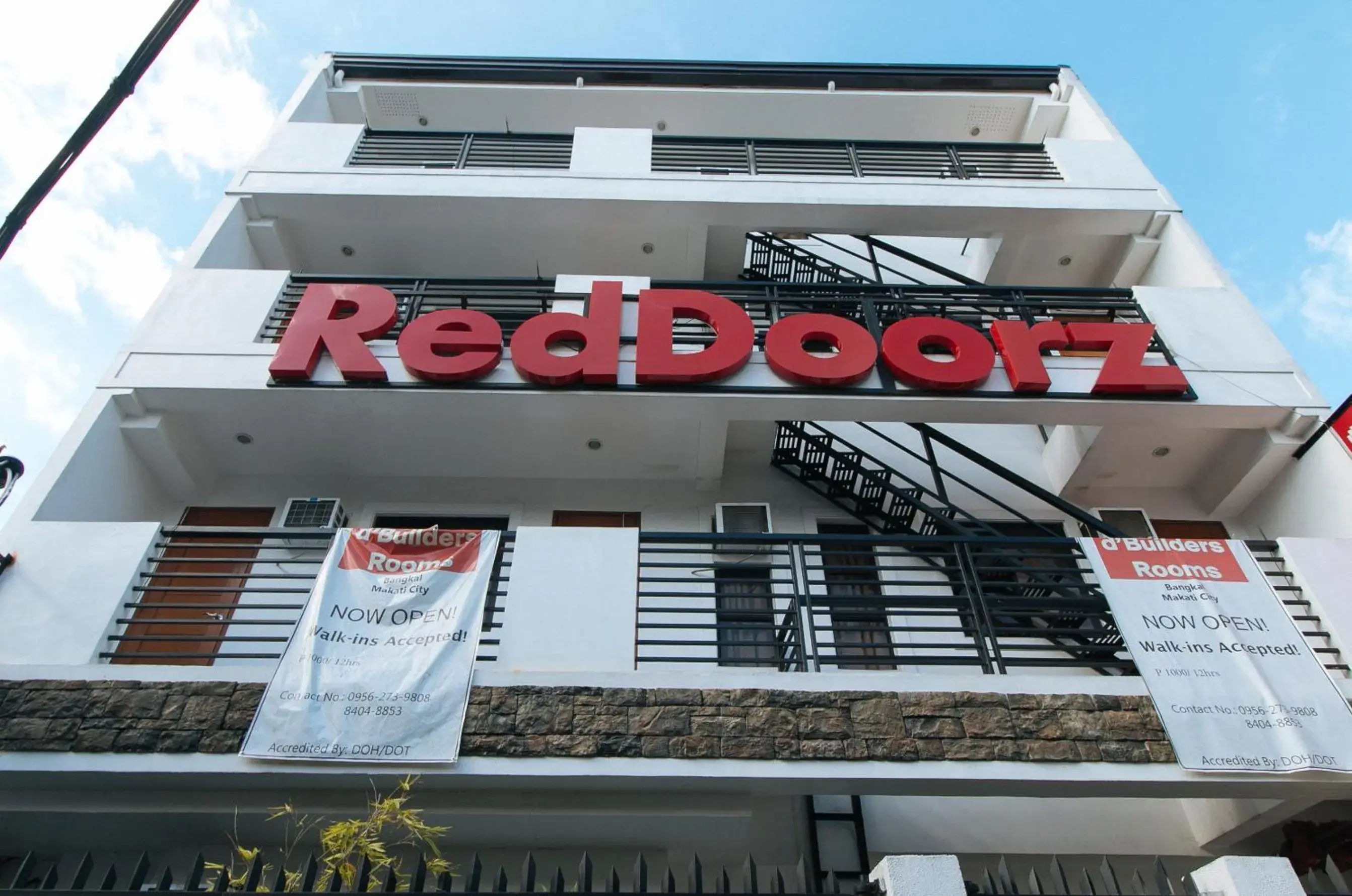 Property building in RedDoorz at DBuilders Rooms Bangkal Makati Property building in RedDoorz at DBuilders Rooms Bangkal Makati