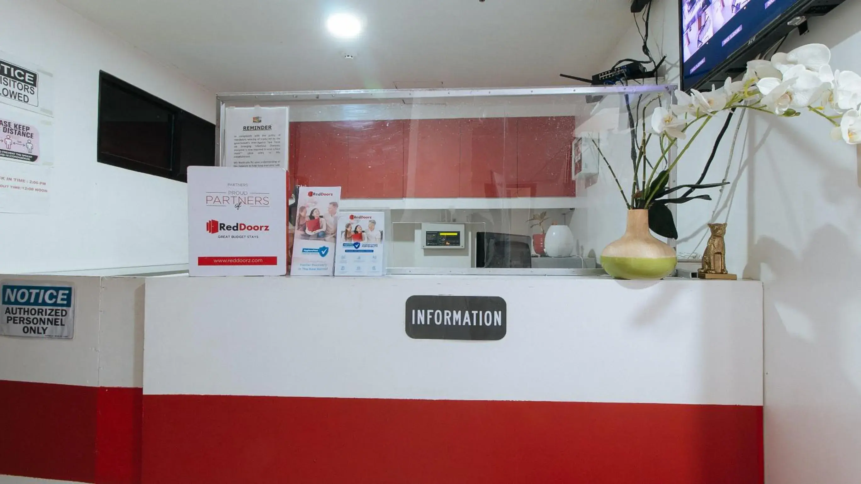 Lobby or reception in RedDoorz at DBuilders Rooms Bangkal Makati Lobby or reception in RedDoorz at DBuilders Rooms Bangkal Makati