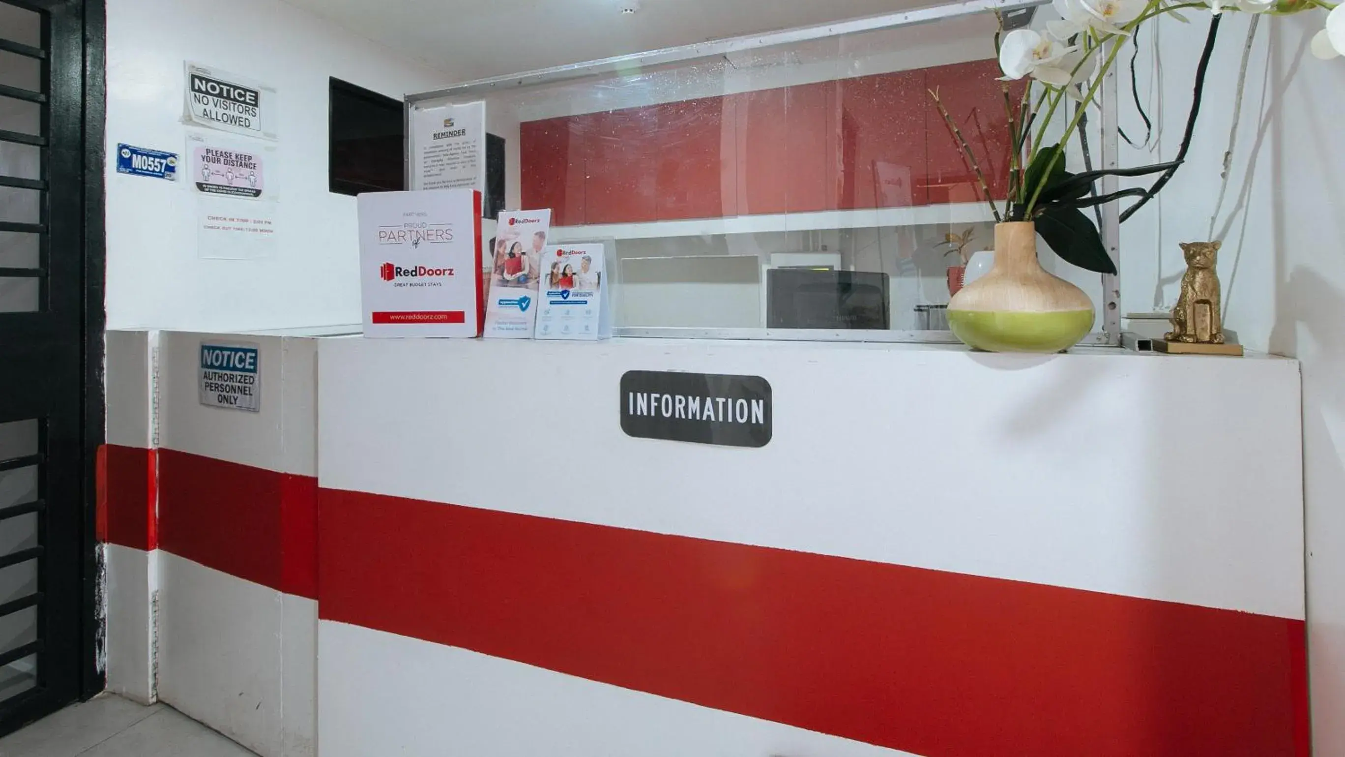 Lobby or reception in RedDoorz at DBuilders Rooms Bangkal Makati Lobby or reception in RedDoorz at DBuilders Rooms Bangkal Makati