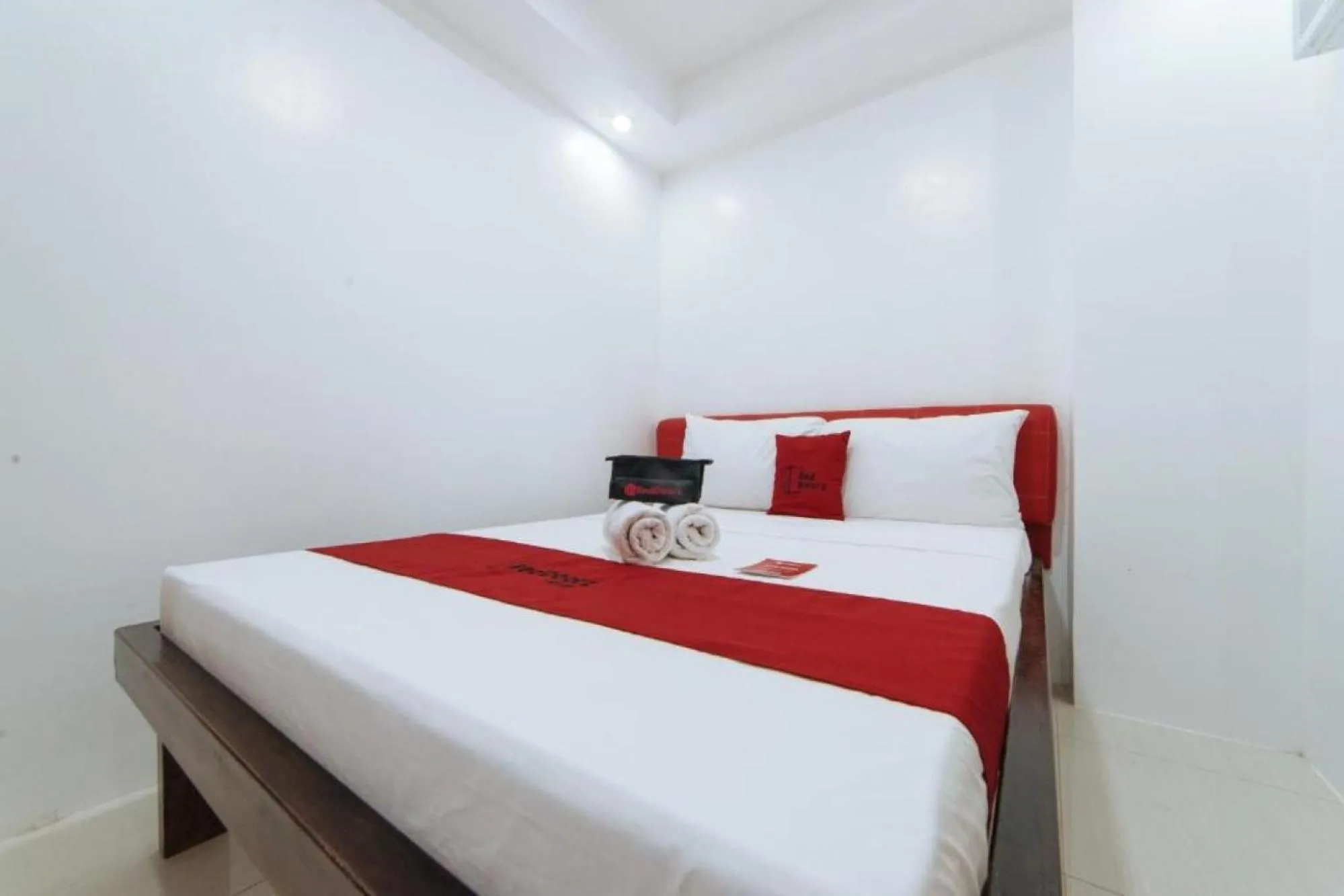 Bed in RedDoorz at DBuilders Rooms Bangkal Makati