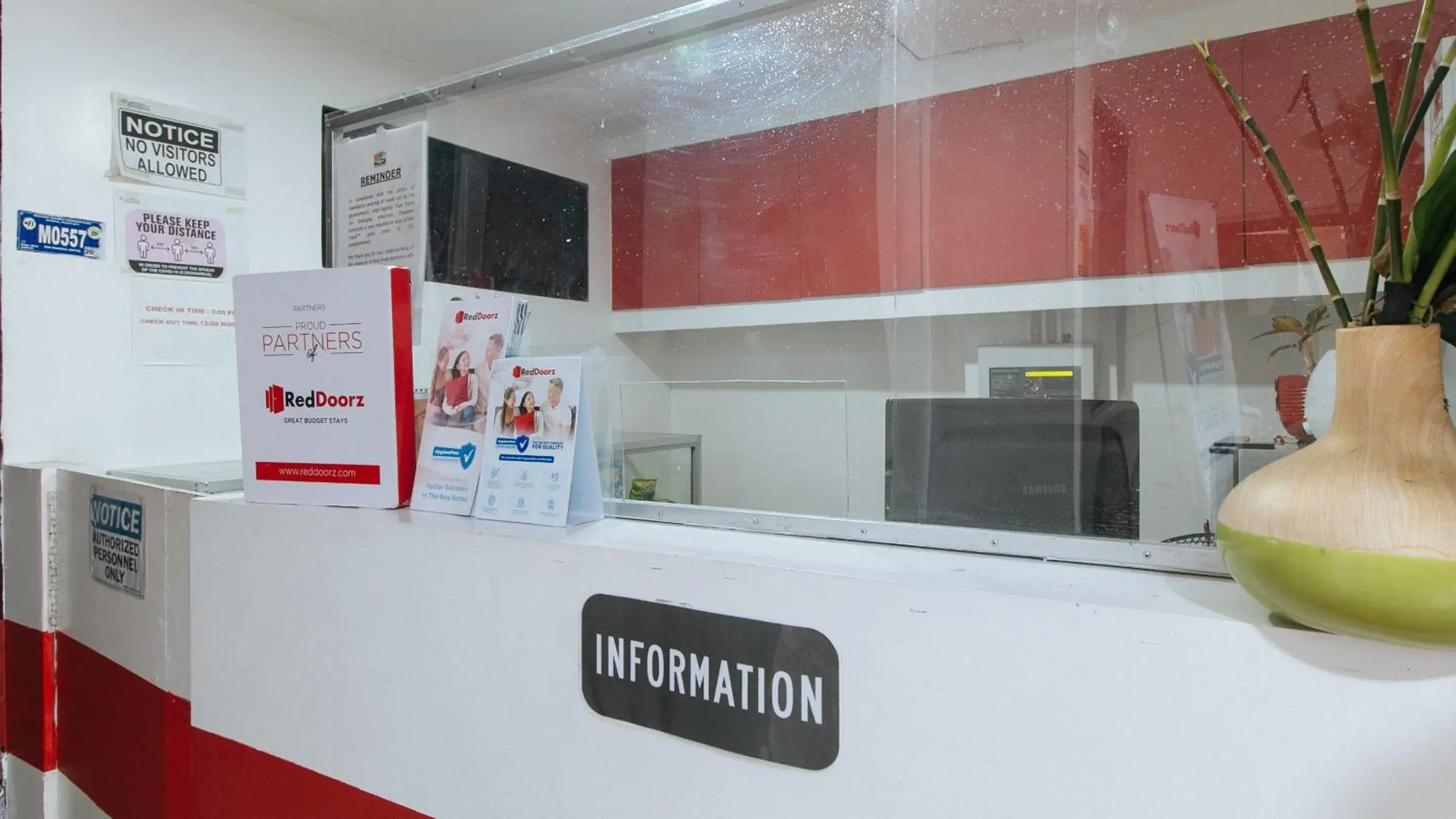 Lobby or reception in RedDoorz at DBuilders Rooms Bangkal Makati Lobby or reception in RedDoorz at DBuilders Rooms Bangkal Makati