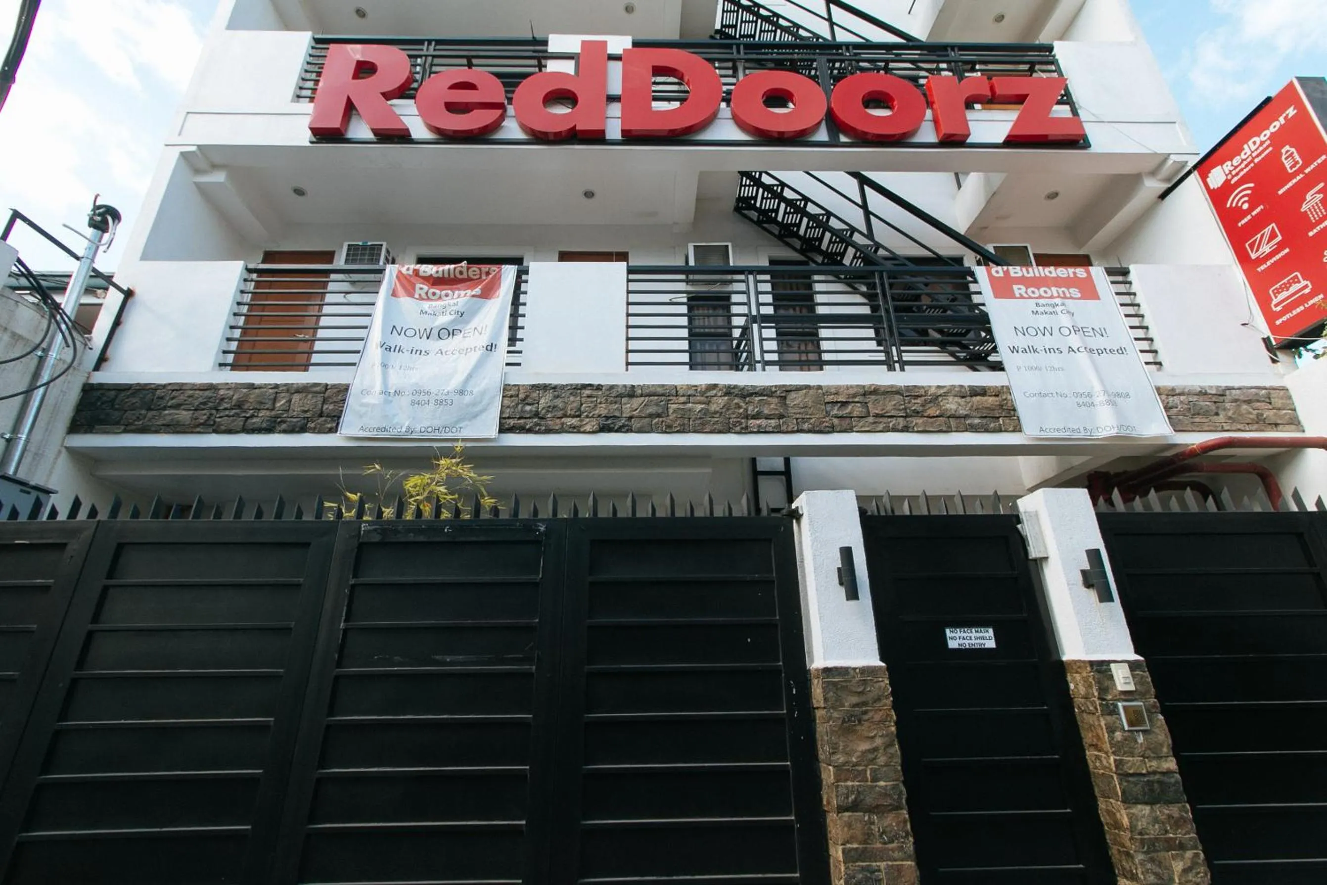 Property building in RedDoorz at DBuilders Rooms Bangkal Makati