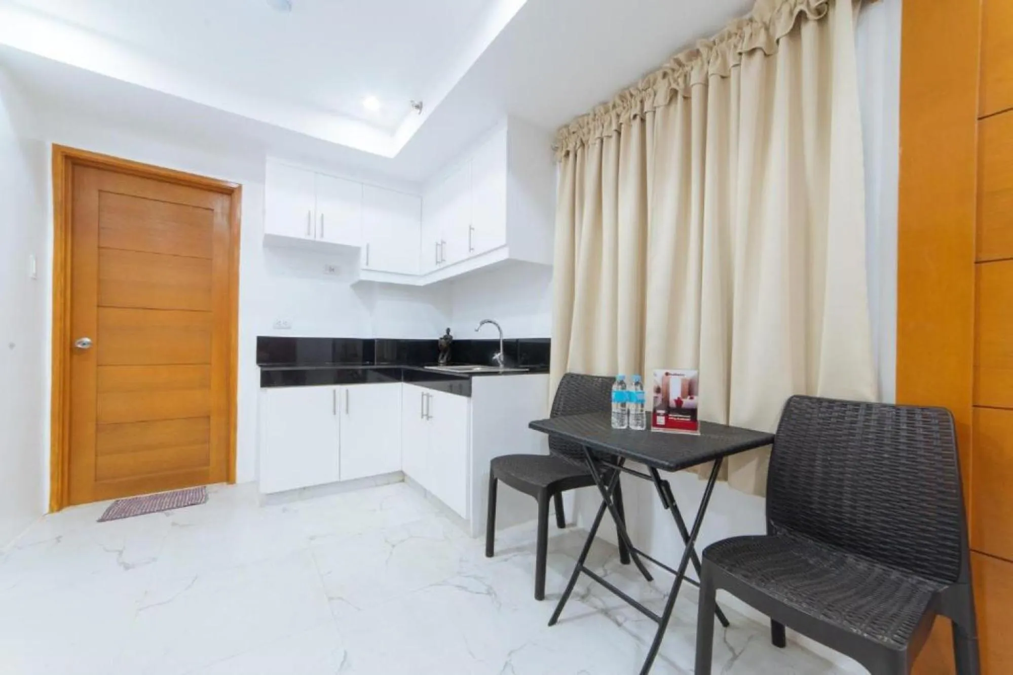 Kitchen or kitchenette in RedDoorz at DBuilders Rooms Bangkal Makati